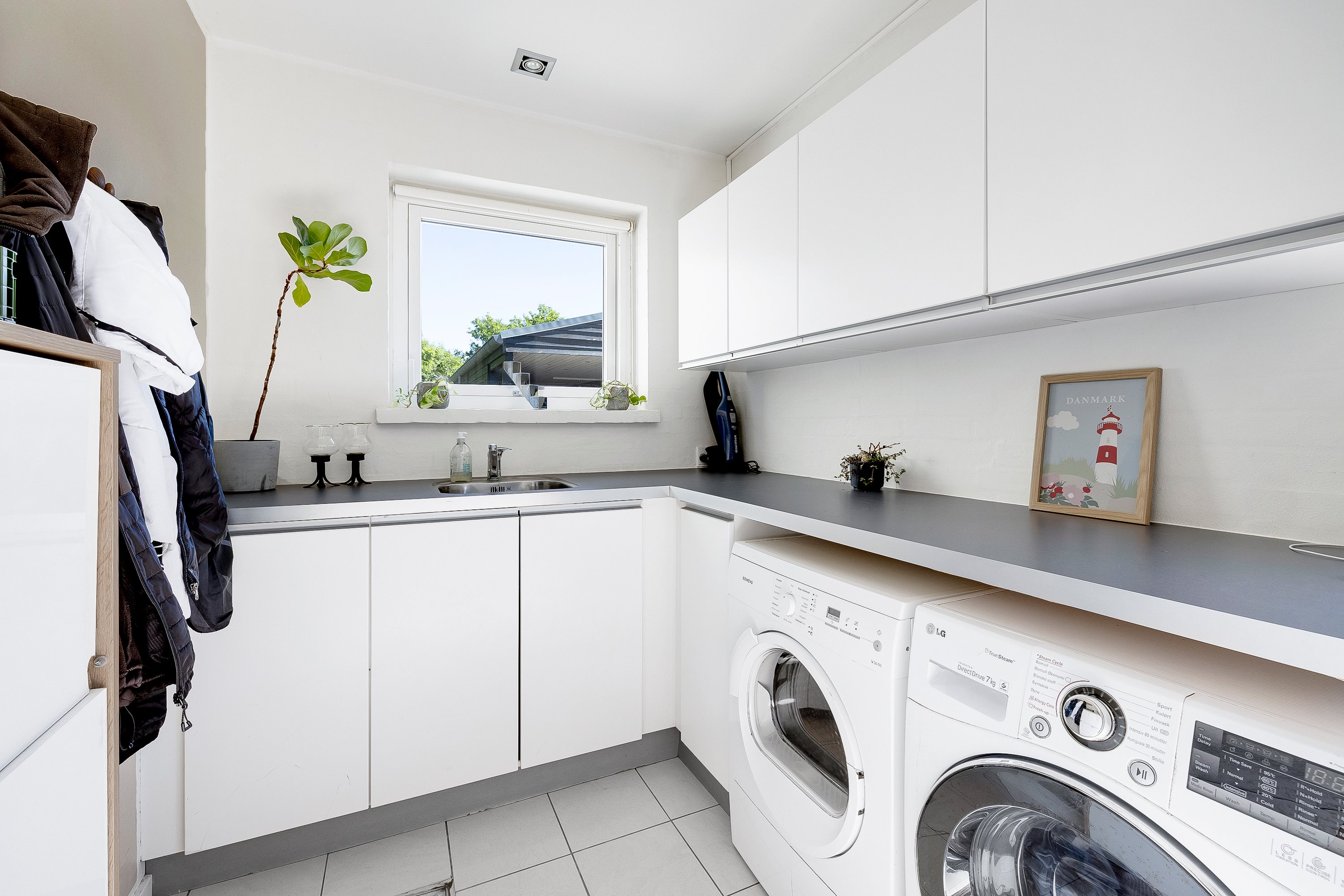 Fremhævet andet billede i fuldskærmstilstand. Billede af Gåsebakken 28, Ugelbølle, 8410 Rønde