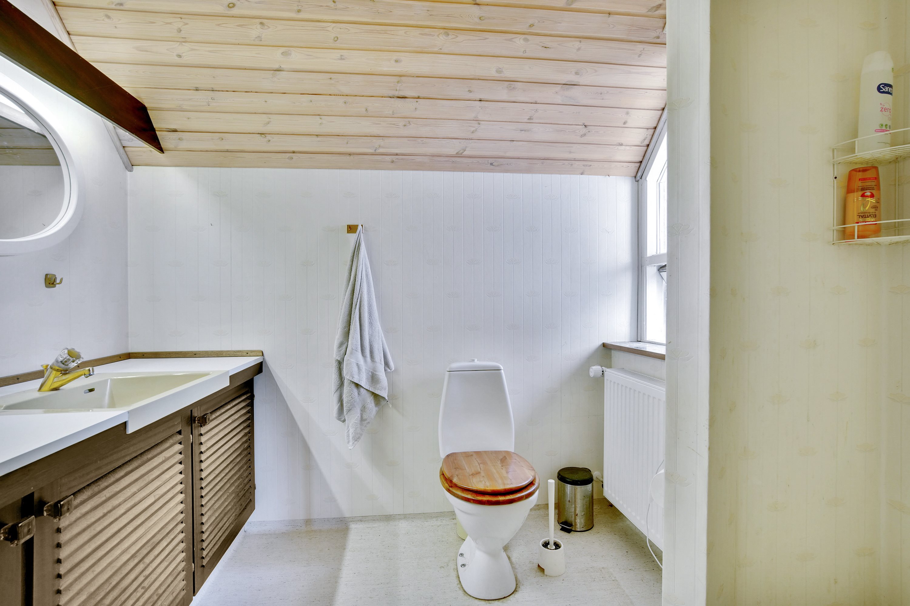 Fremhævet badeværelse billede i fuldskærmstilstand. Billede af Brøndenvej 11, 9750 Østervrå