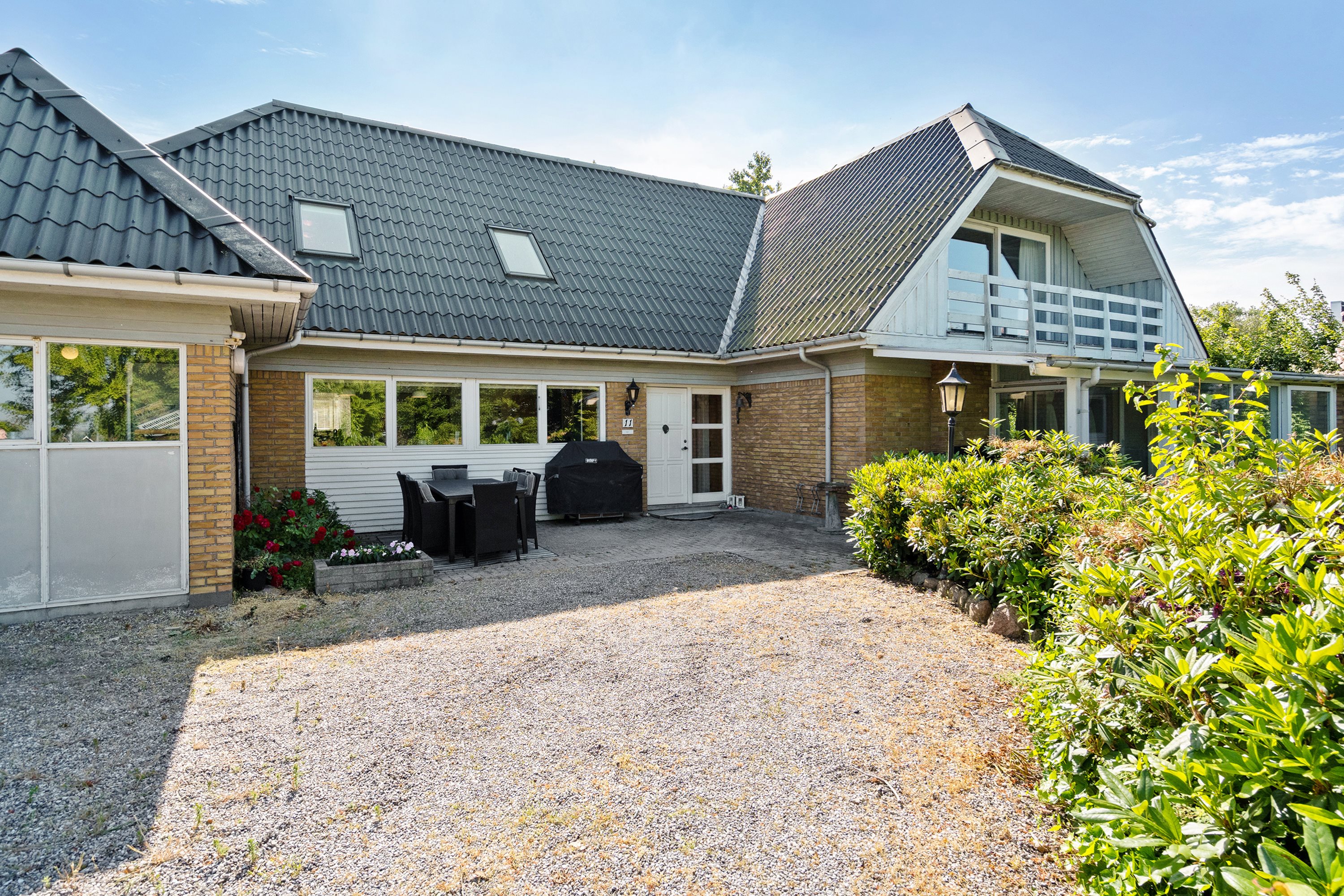 Miniaturebillede 2: set fra vejen. Billede af Brøndenvej 11, 9750 Østervrå