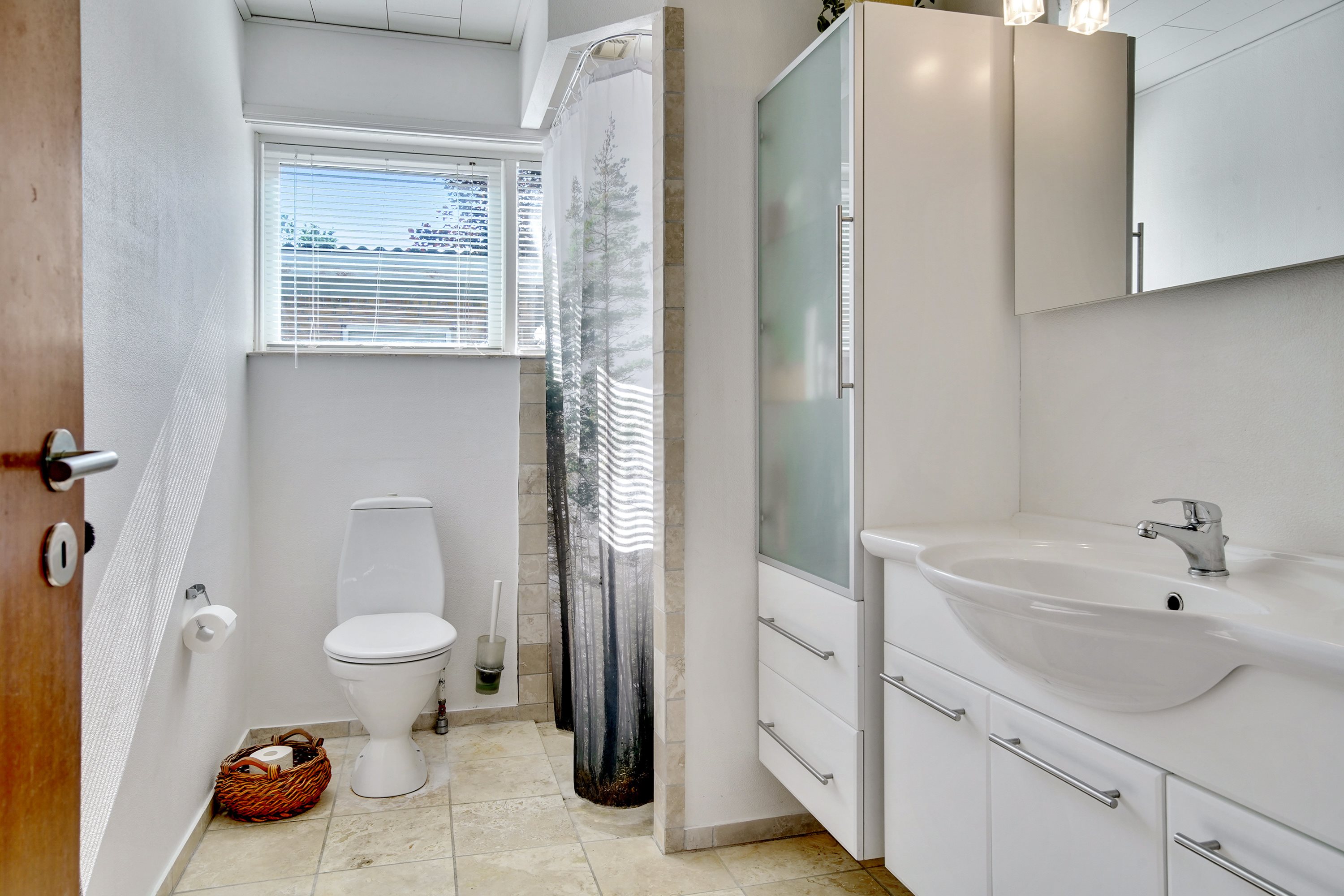 Fremhævet badeværelse billede i fuldskærmstilstand. Billede af Brøndenvej 11, 9750 Østervrå