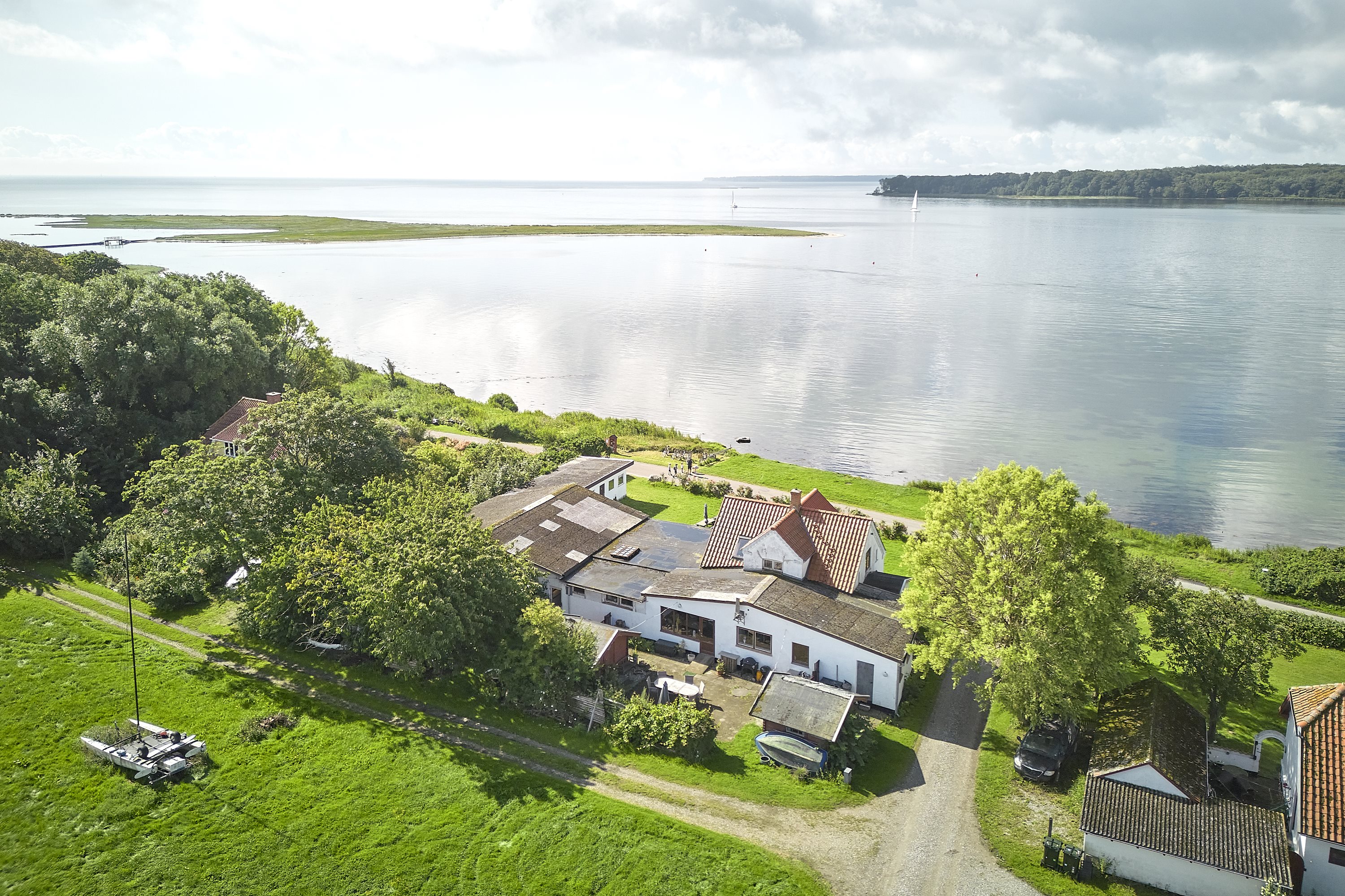 Fremhævet luftfoto billede i fuldskærmstilstand. Billede af Vestre Kirkevej 2, Hjarnø, 7130 Juelsminde