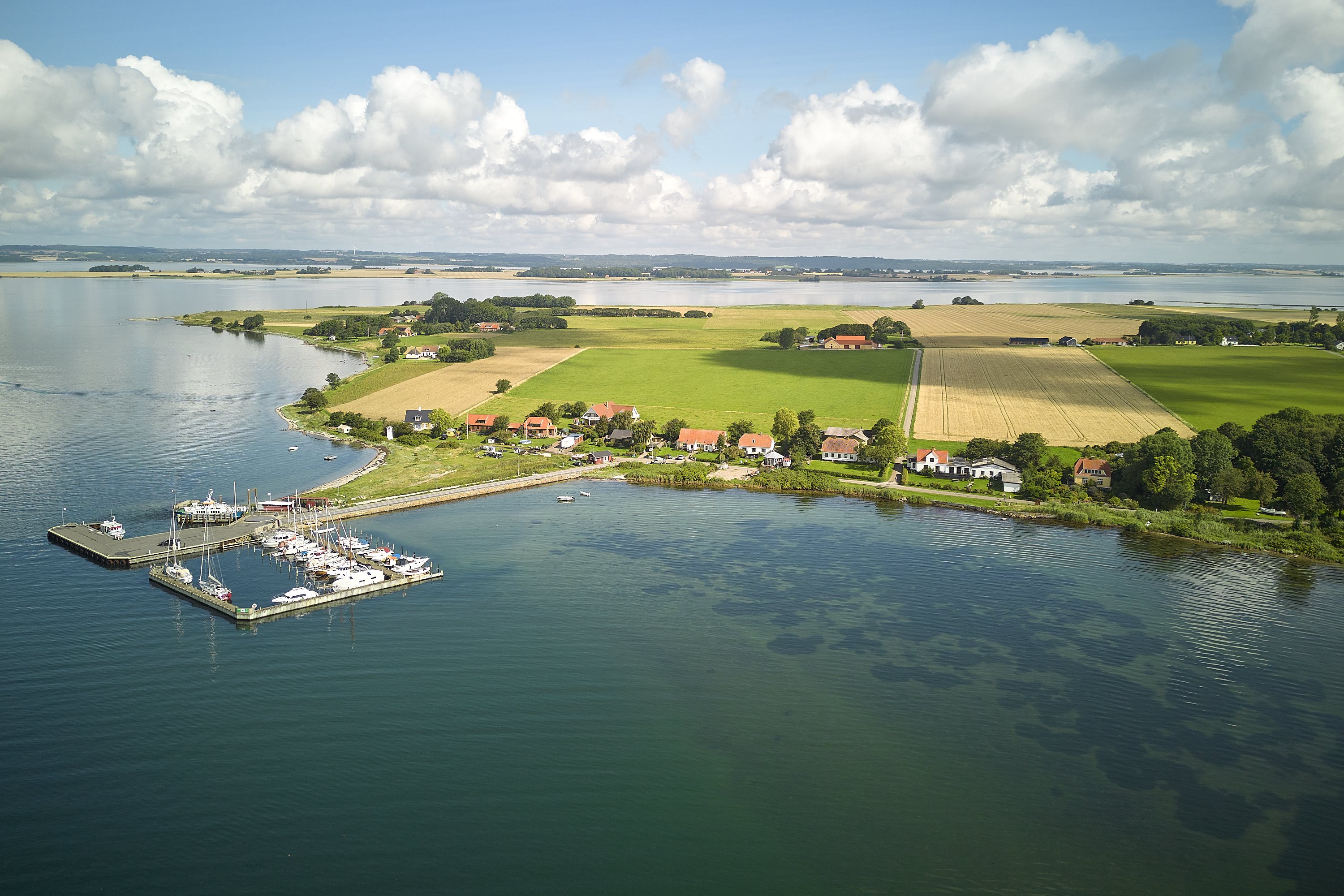 Fremhævet luftfoto billede i fuldskærmstilstand. Billede af Vestre Kirkevej 2, Hjarnø, 7130 Juelsminde