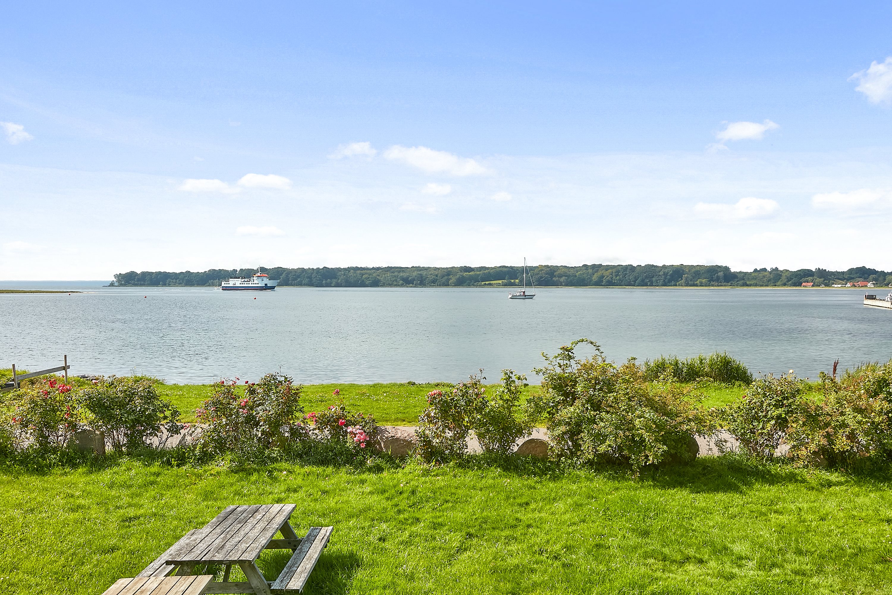 Fremhævet forhave billede i fuldskærmstilstand. Billede af Vestre Kirkevej 2, Hjarnø, 7130 Juelsminde