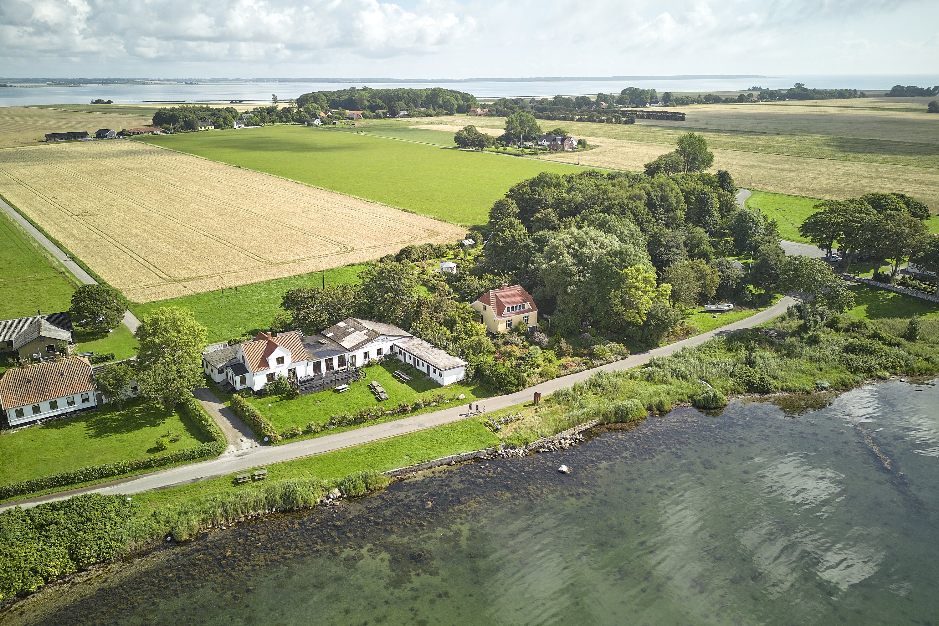 Fremhævet luftfoto billede i fuldskærmstilstand. Billede af Vestre Kirkevej 2, Hjarnø, 7130 Juelsminde