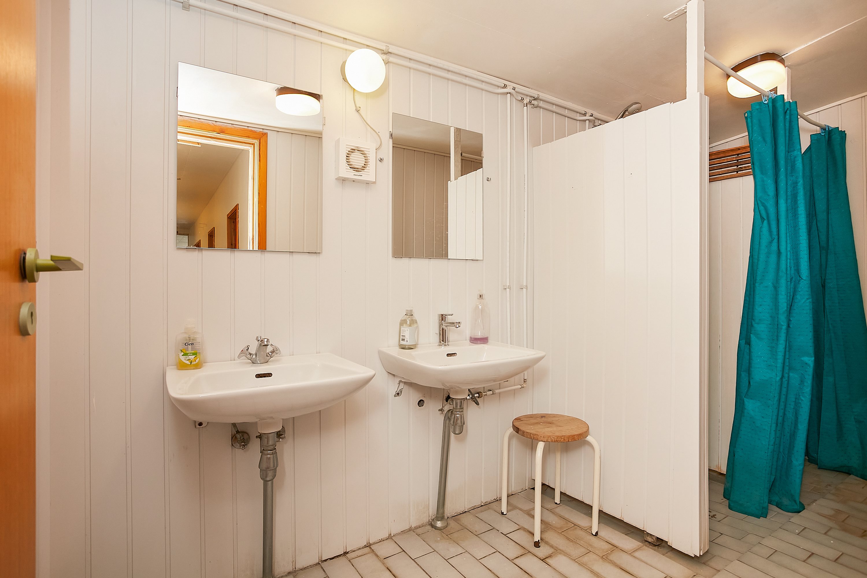 Fremhævet bad billede i fuldskærmstilstand. Billede af Vestre Kirkevej 2, Hjarnø, 7130 Juelsminde