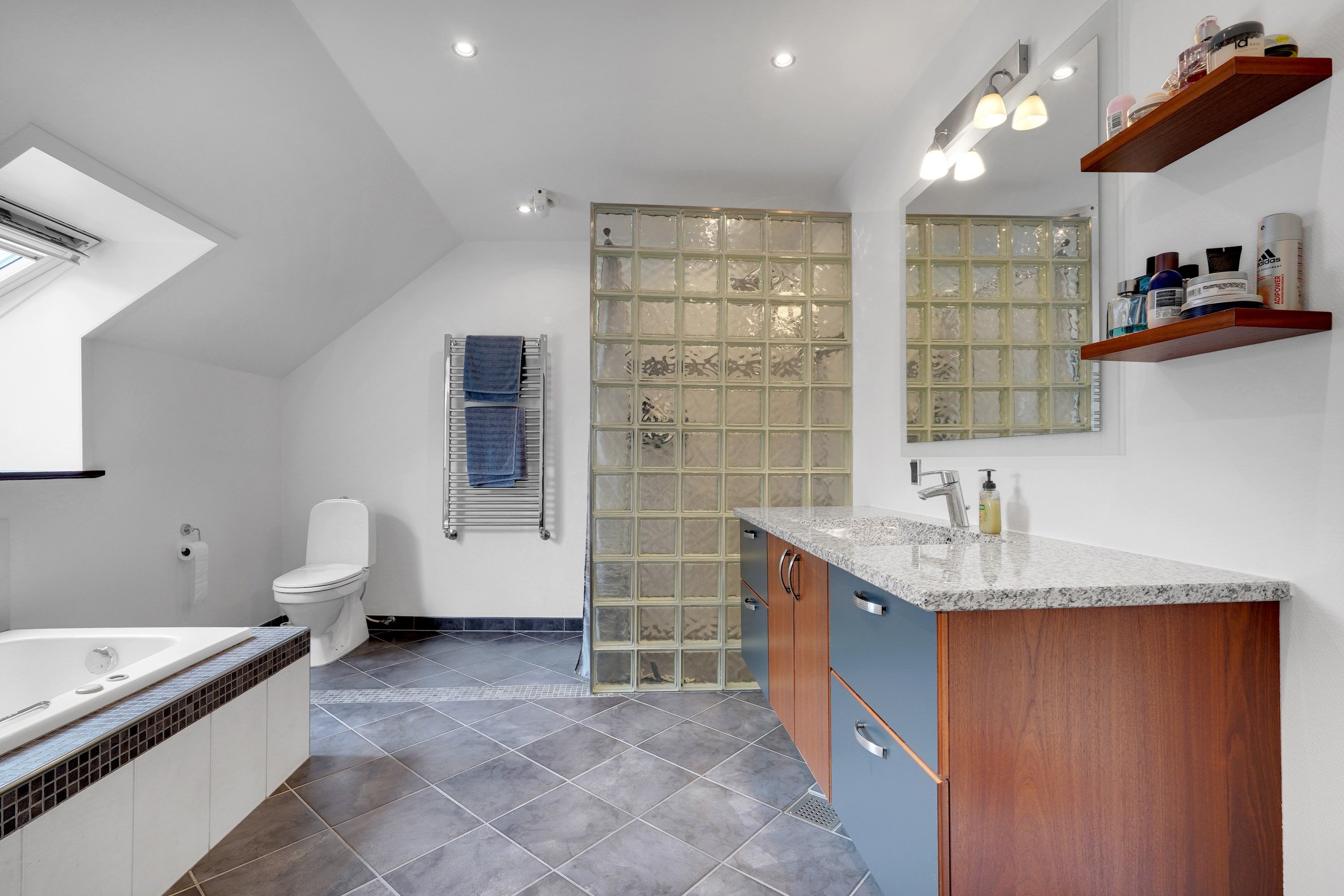 Fremhævet badeværelse billede i fuldskærmstilstand. Billede af Storegade 42, 6800 Varde