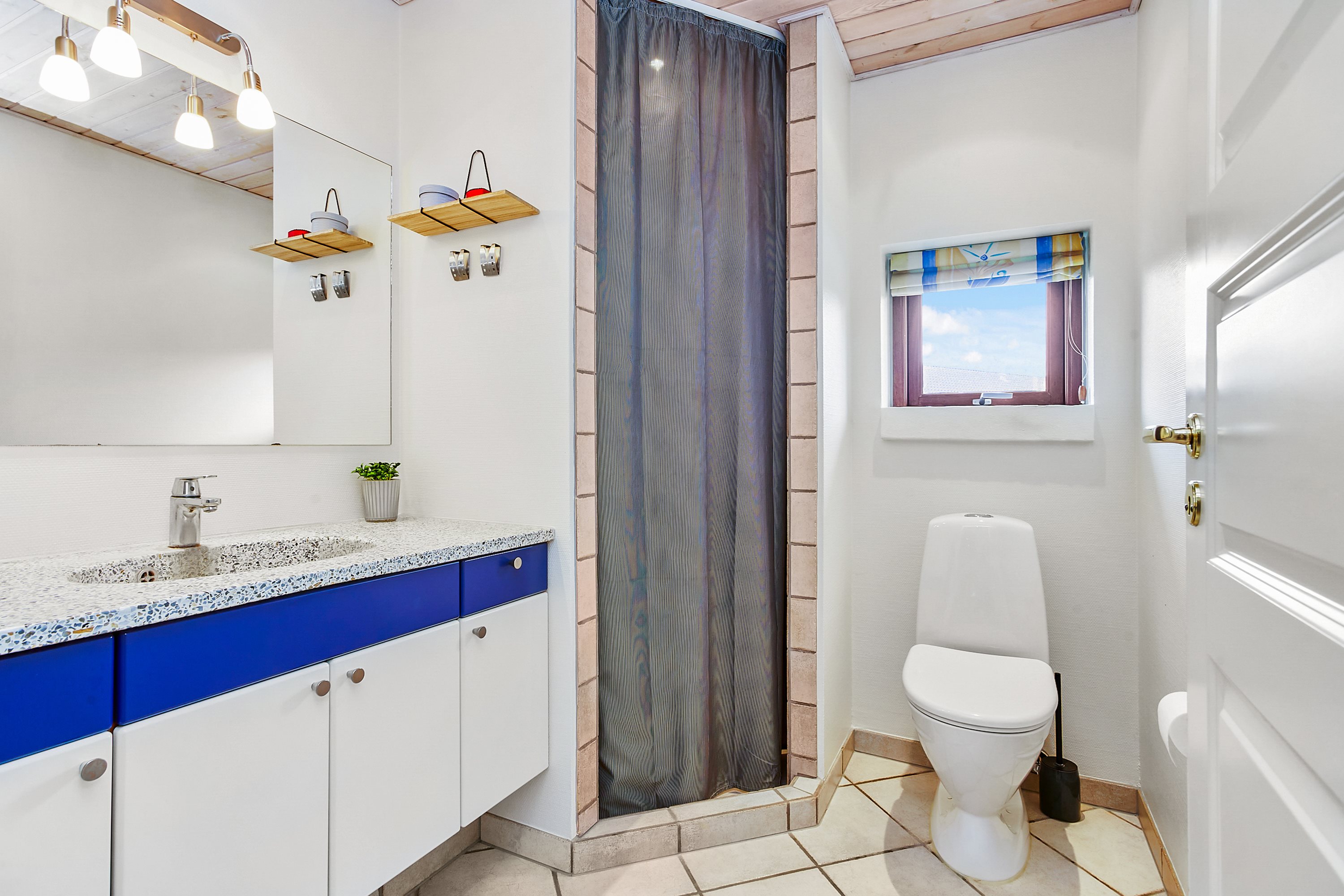 Fremhævet badeværelse billede i fuldskærmstilstand. Billede af Skovparken 92, 8783 Hornsyld