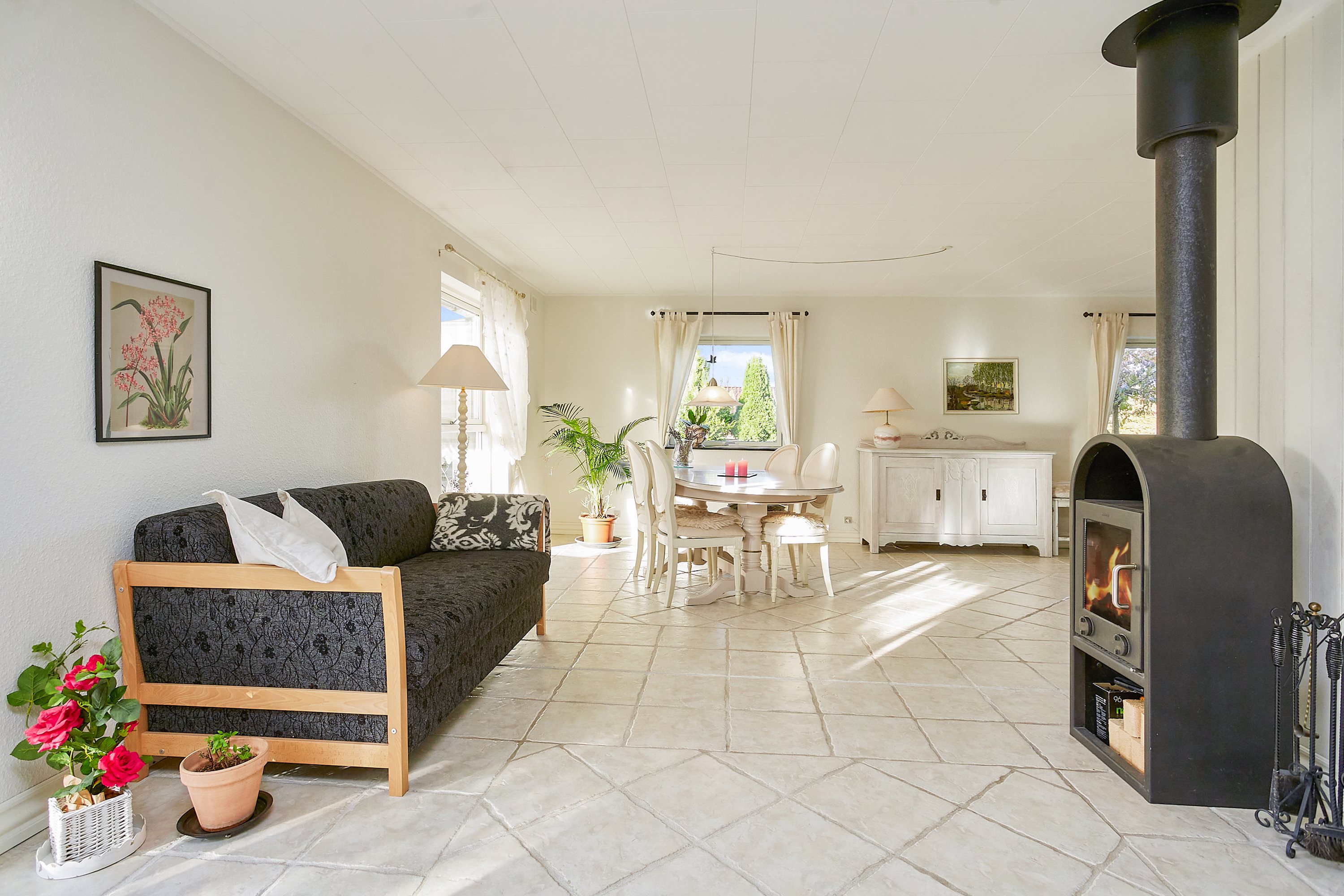 Fremhævet stue billede i fuldskærmstilstand. Billede af Birkevej 7, 8783 Hornsyld