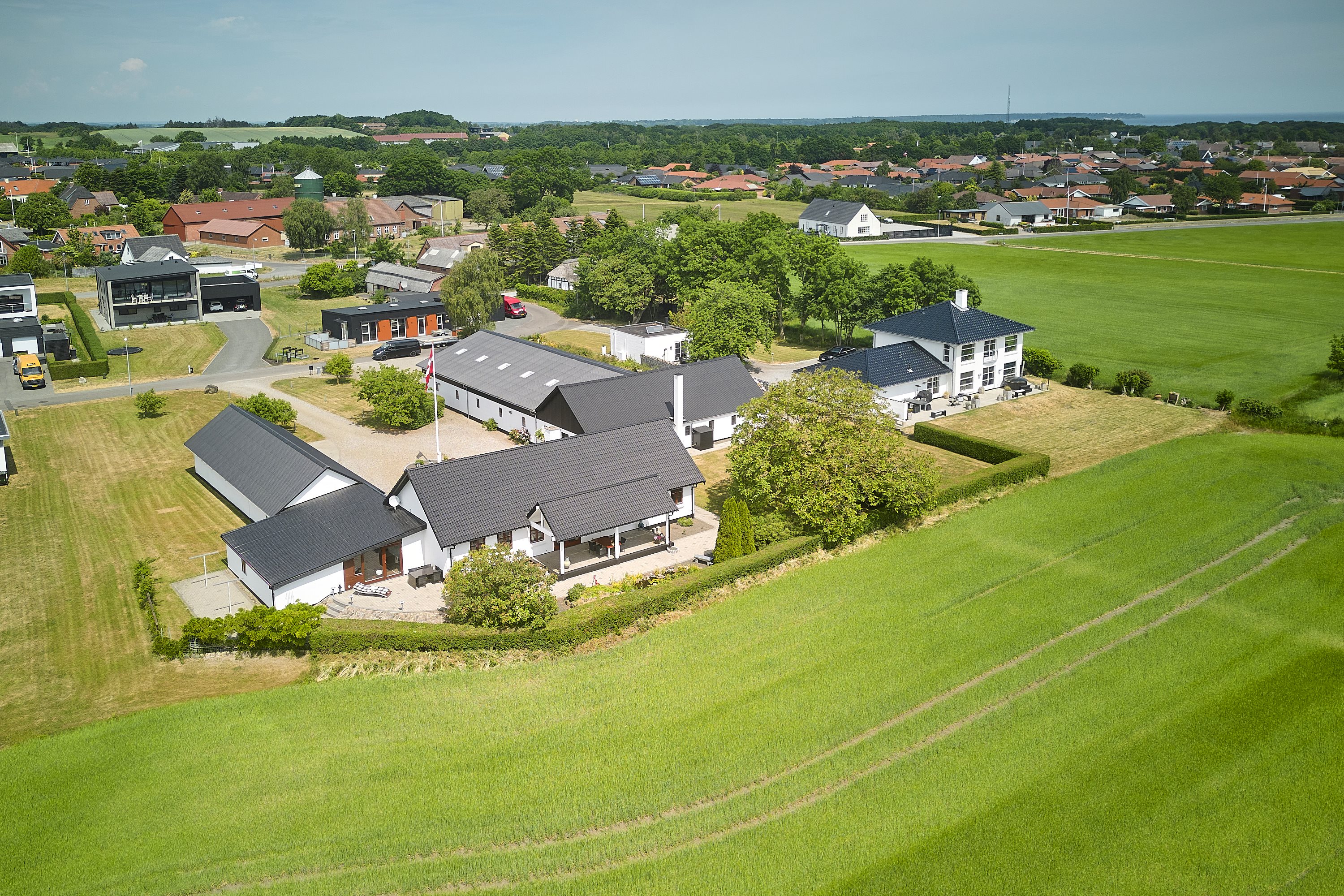 Fremhævet luftfoto billede i fuldskærmstilstand. Billede af Sverrigsvej 5, Klakring, 7130 Juelsminde