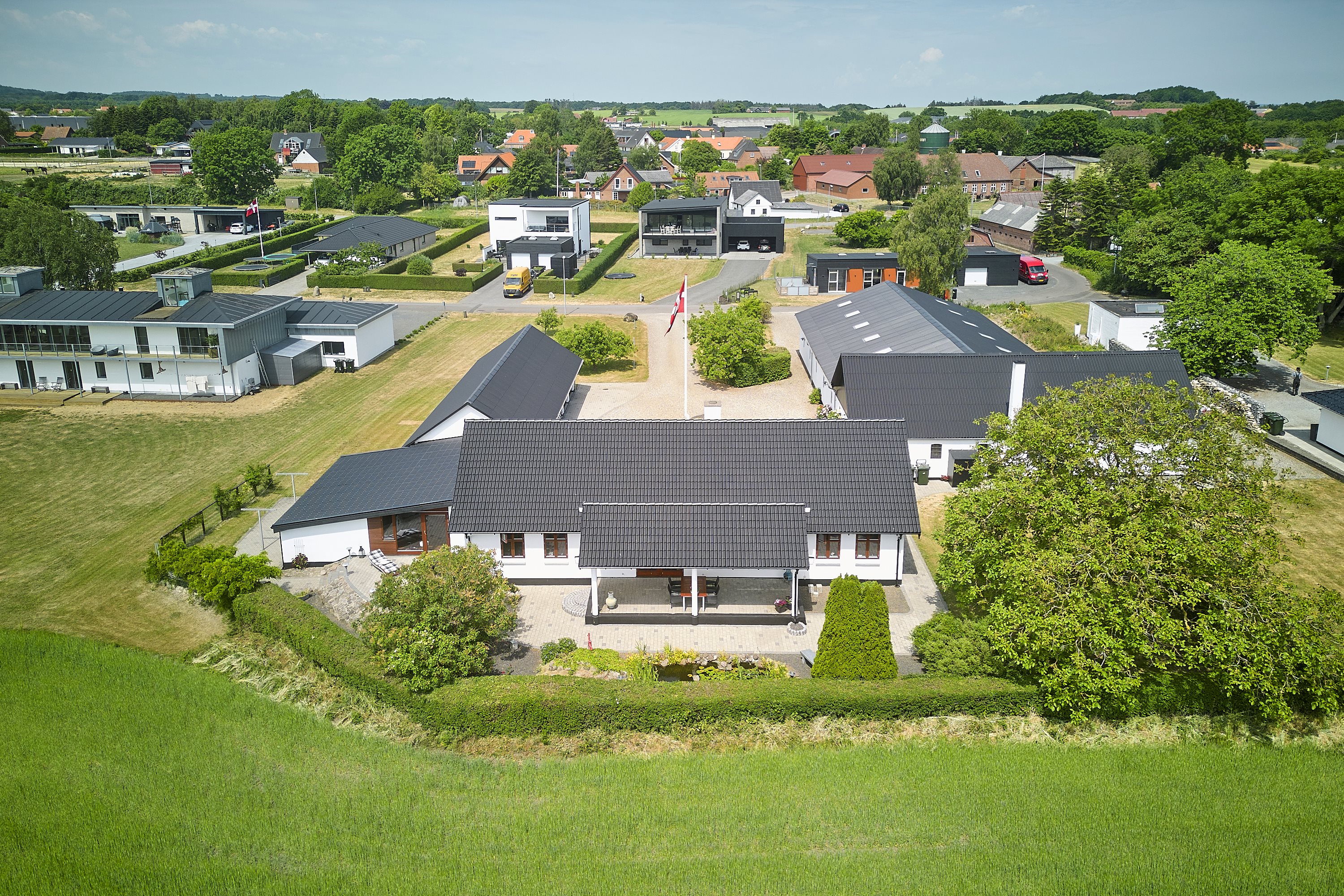 Fremhævet luftfoto billede i fuldskærmstilstand. Billede af Sverrigsvej 5, Klakring, 7130 Juelsminde