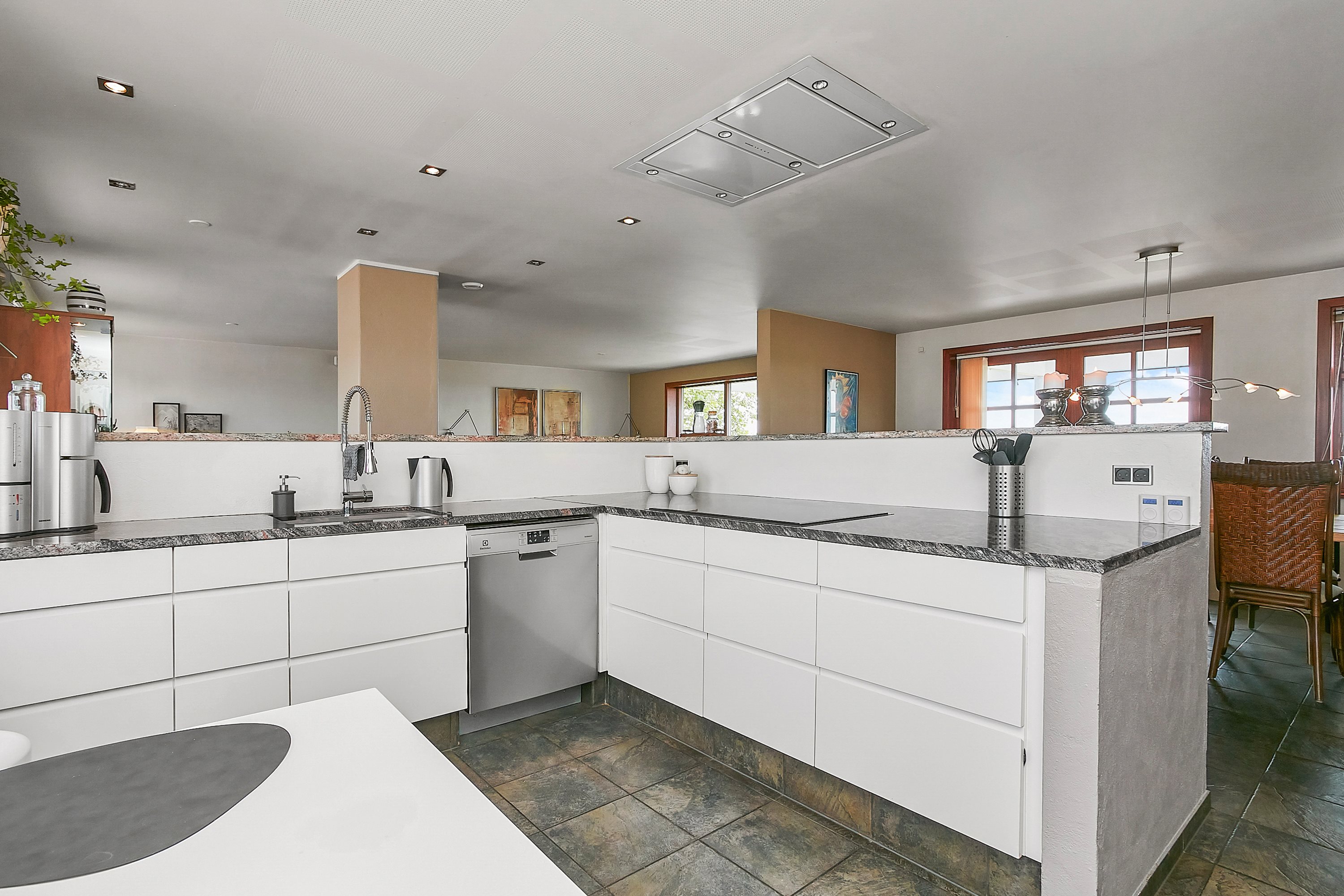 Fremhævet køkken billede i fuldskærmstilstand. Billede af Sverrigsvej 5, Klakring, 7130 Juelsminde