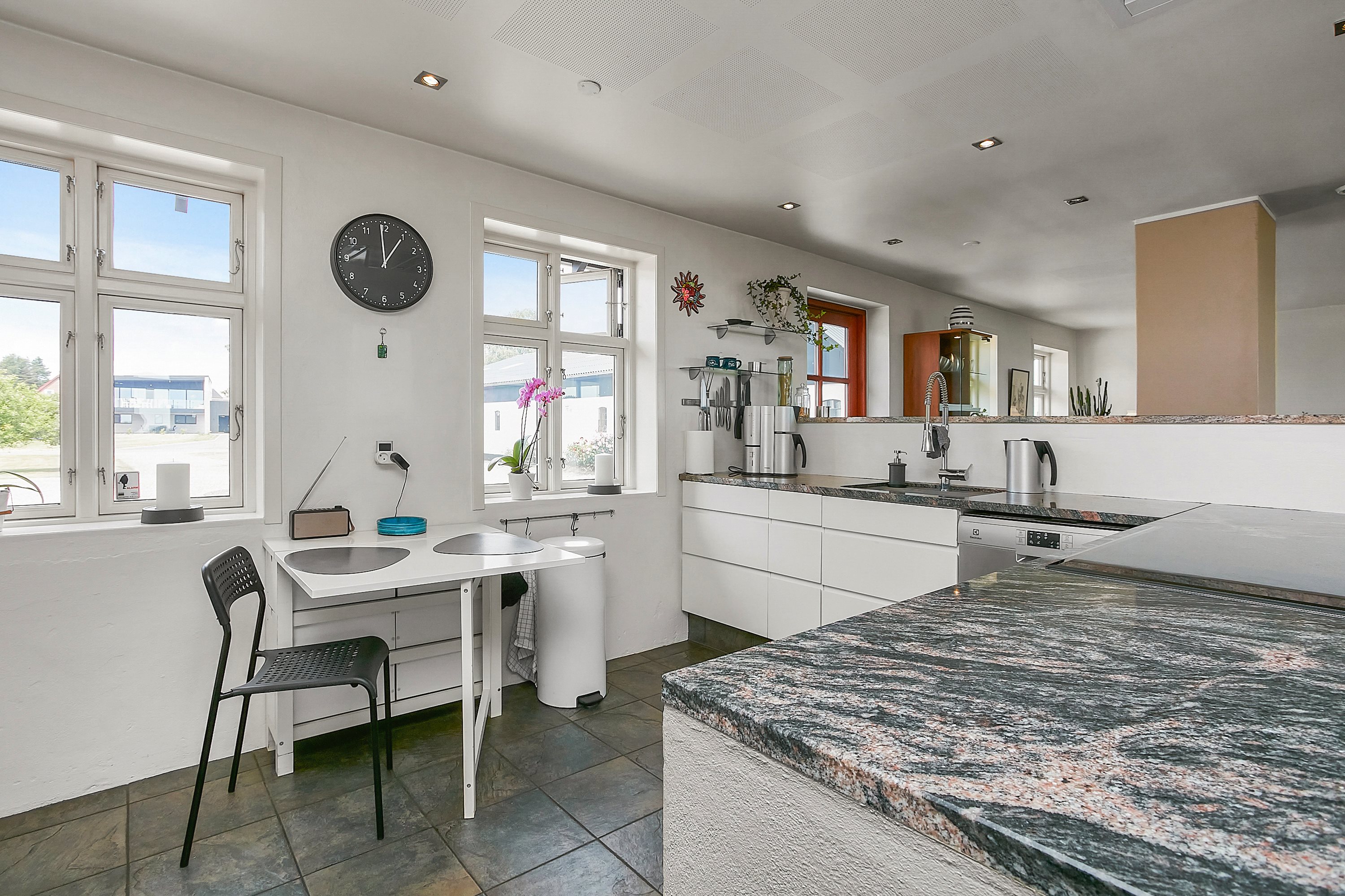 Fremhævet køkken billede i fuldskærmstilstand. Billede af Sverrigsvej 5, Klakring, 7130 Juelsminde