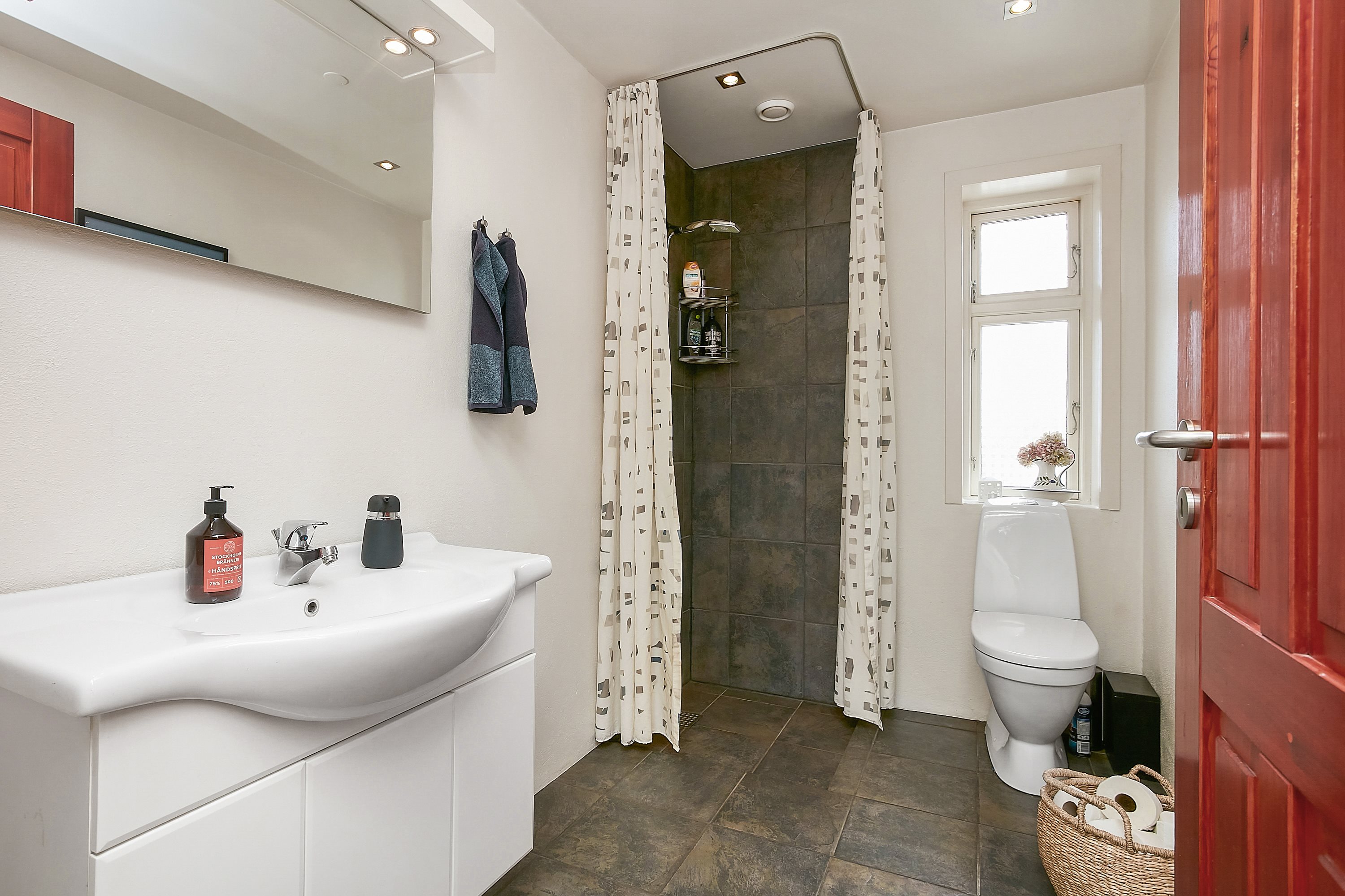 Fremhævet badeværelse billede i fuldskærmstilstand. Billede af Sverrigsvej 5, Klakring, 7130 Juelsminde