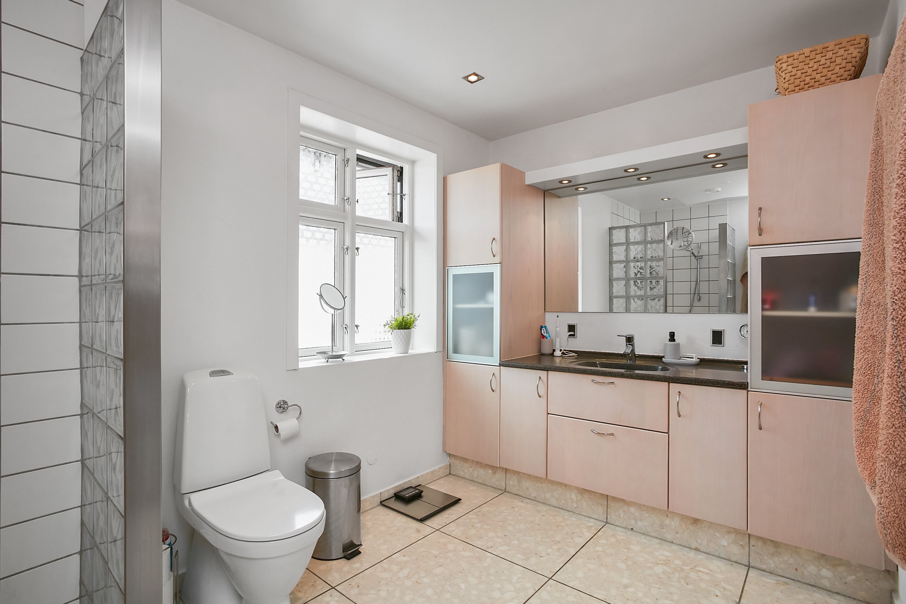 Fremhævet badeværelse billede i fuldskærmstilstand. Billede af Sverrigsvej 5, Klakring, 7130 Juelsminde