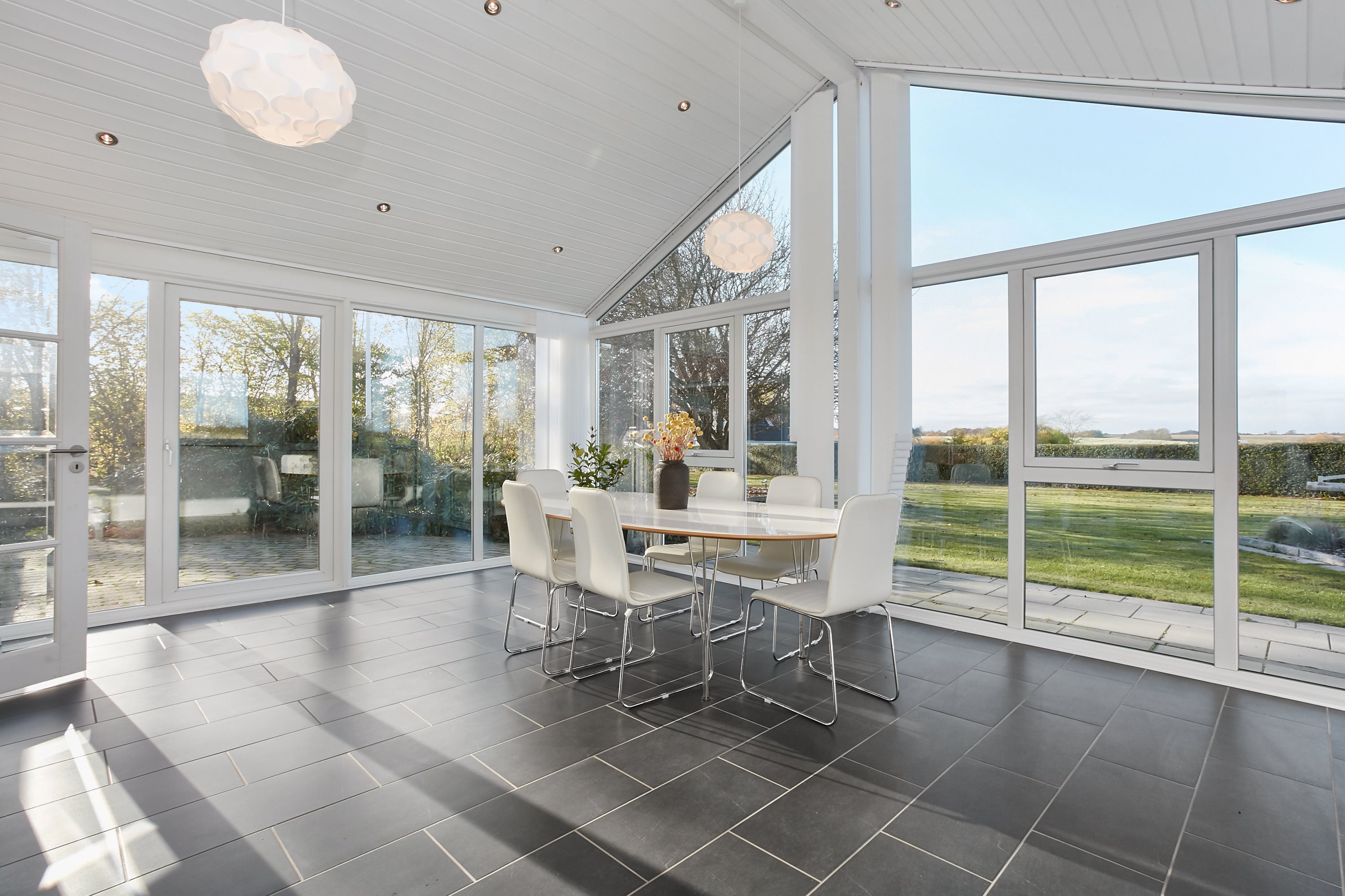 Fremhævet udestue billede i fuldskærmstilstand. Billede af Østrupvej 49, Glud, 7130 Juelsminde