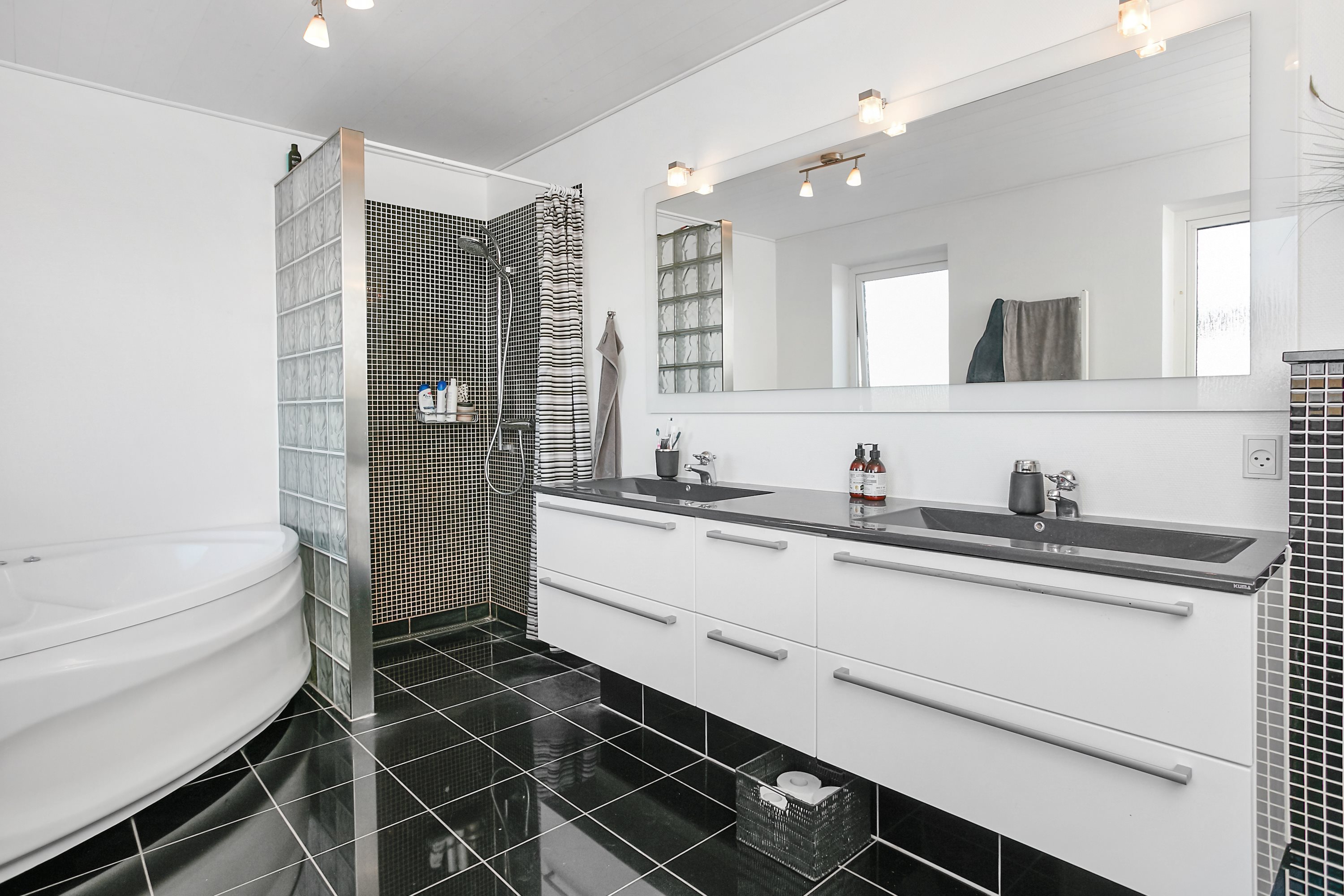 Fremhævet badeværelse med spa billede i fuldskærmstilstand. Billede af Østrupvej 49, Glud, 7130 Juelsminde