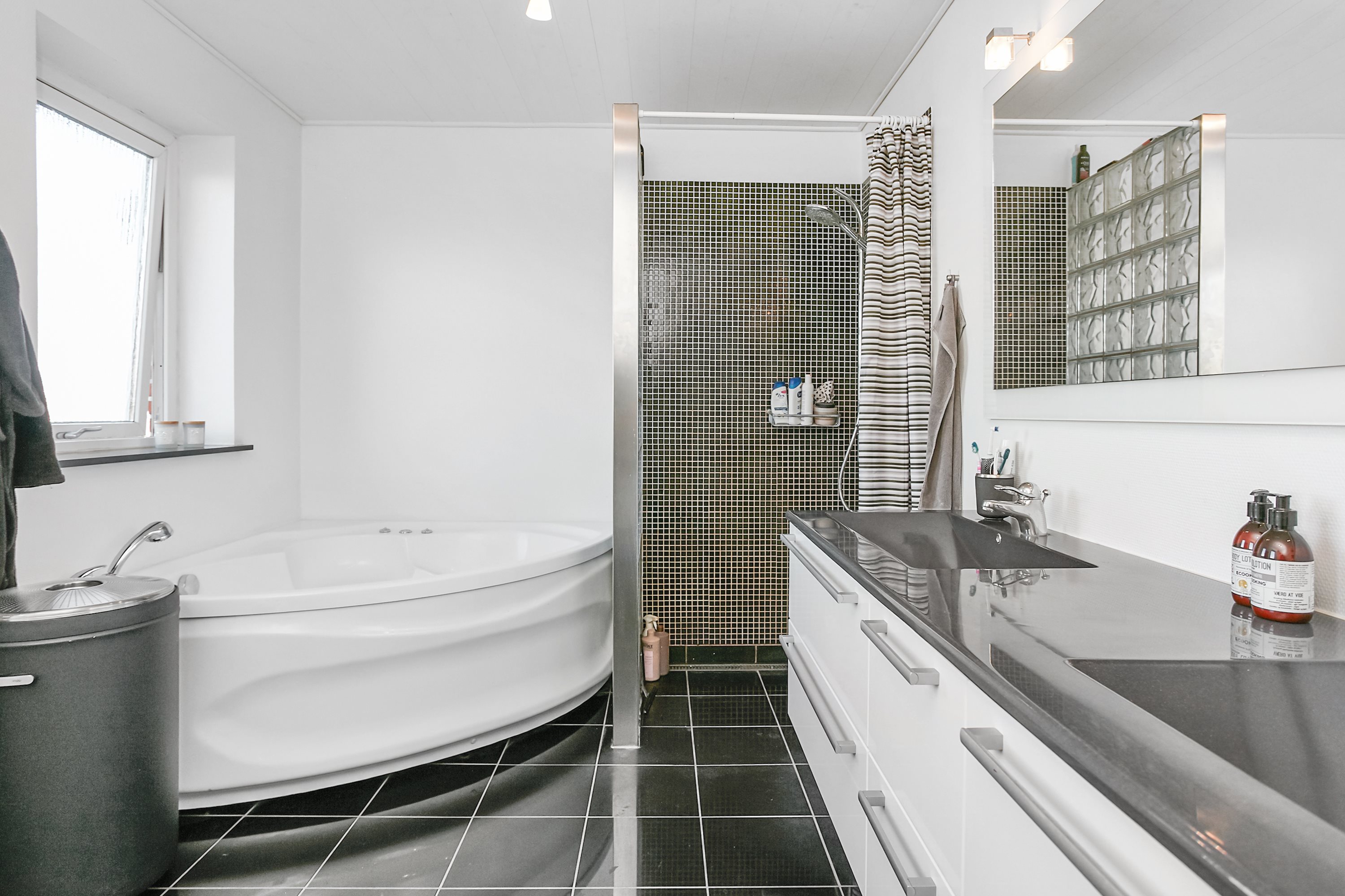 Fremhævet badeværelse med spa billede i fuldskærmstilstand. Billede af Østrupvej 49, Glud, 7130 Juelsminde