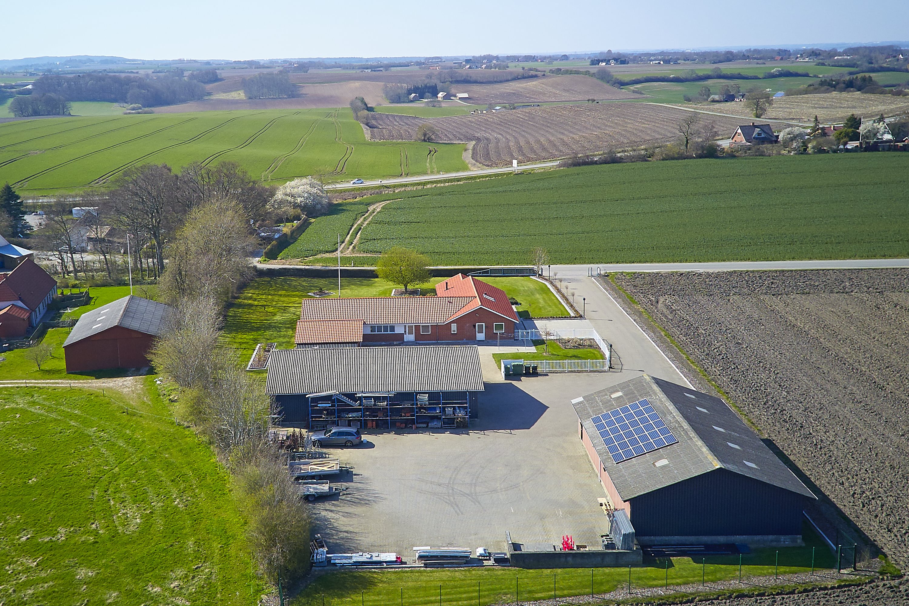 Fremhævet luftfoto billede i fuldskærmstilstand. Billede af Østrupvej 49, Glud, 7130 Juelsminde