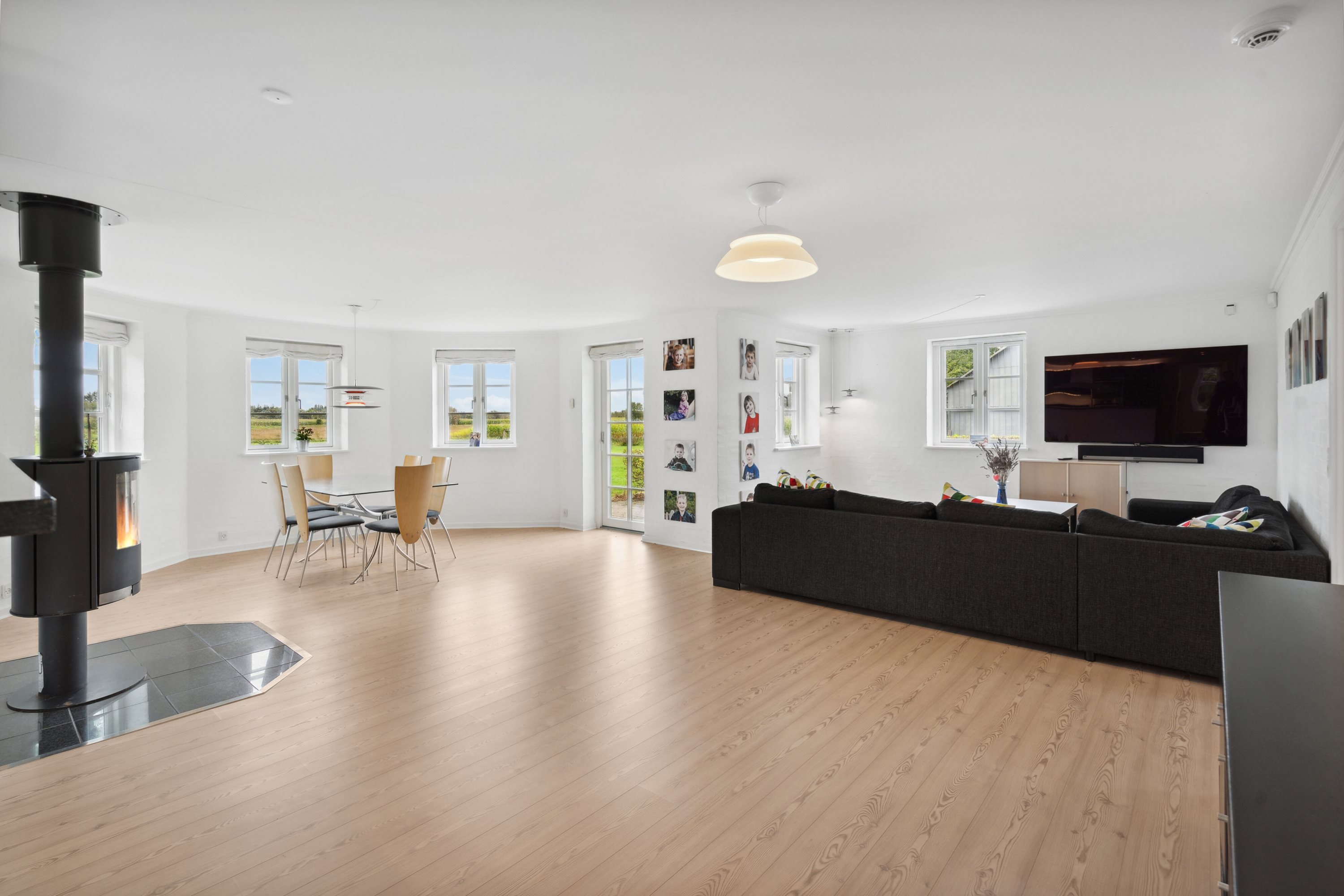 Fremhævet stue billede i fuldskærmstilstand. Billede af Sønderbjerge 2, Vilsbæk, 6330 Padborg