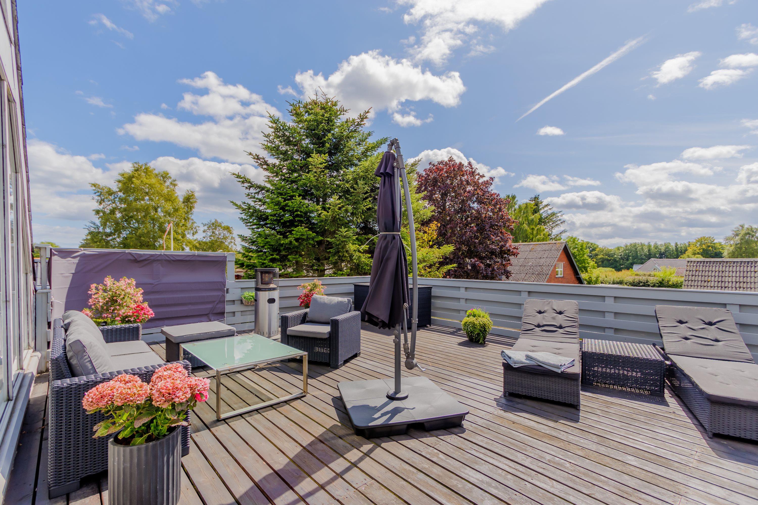 Fremhævet terrasse billede i fuldskærmstilstand. Billede af Strandvejen 152, Hou, 9370 Hals