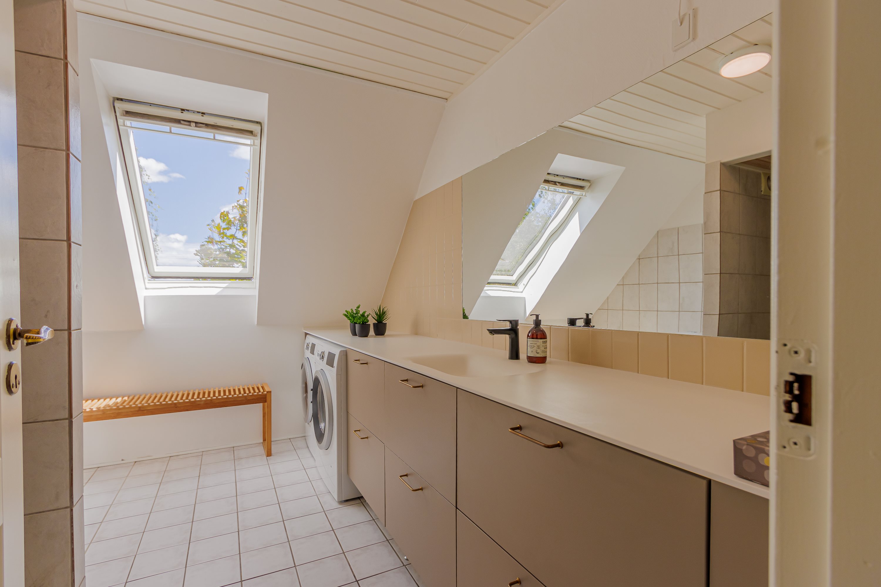 Fremhævet badeværelse billede i fuldskærmstilstand. Billede af Strandvejen 152, Hou, 9370 Hals