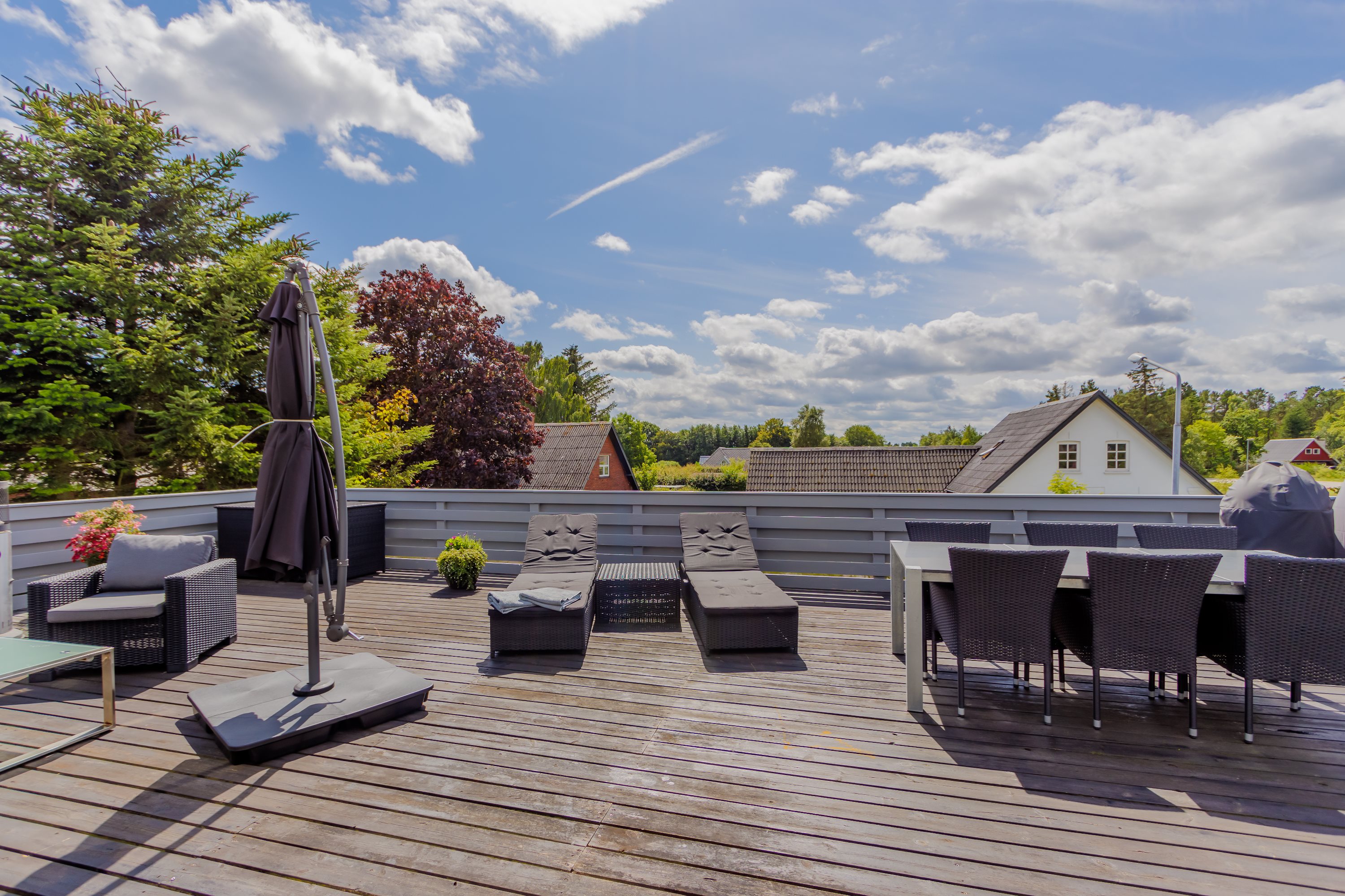 Fremhævet terrasse billede i fuldskærmstilstand. Billede af Strandvejen 152, Hou, 9370 Hals