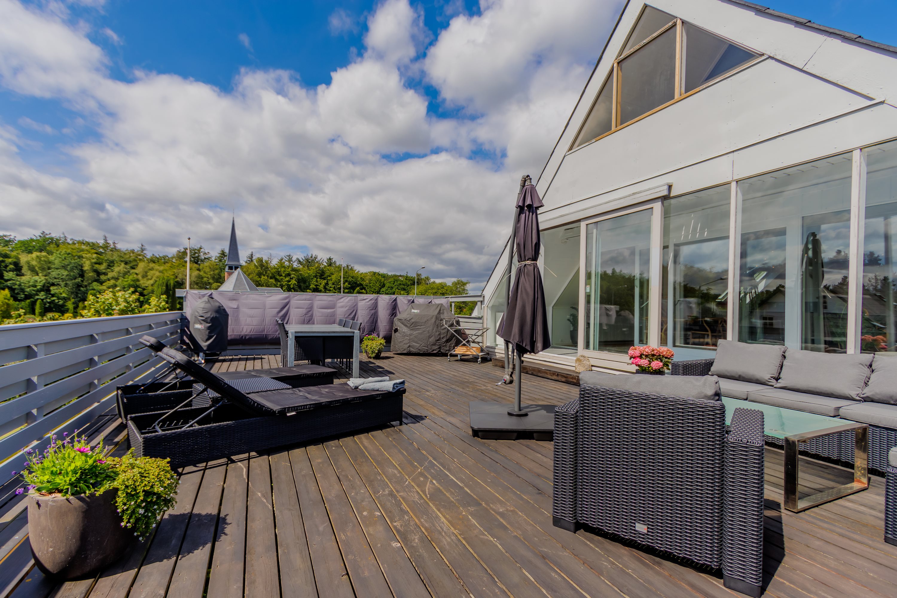 Fremhævet terrasse billede i fuldskærmstilstand. Billede af Strandvejen 152, Hou, 9370 Hals