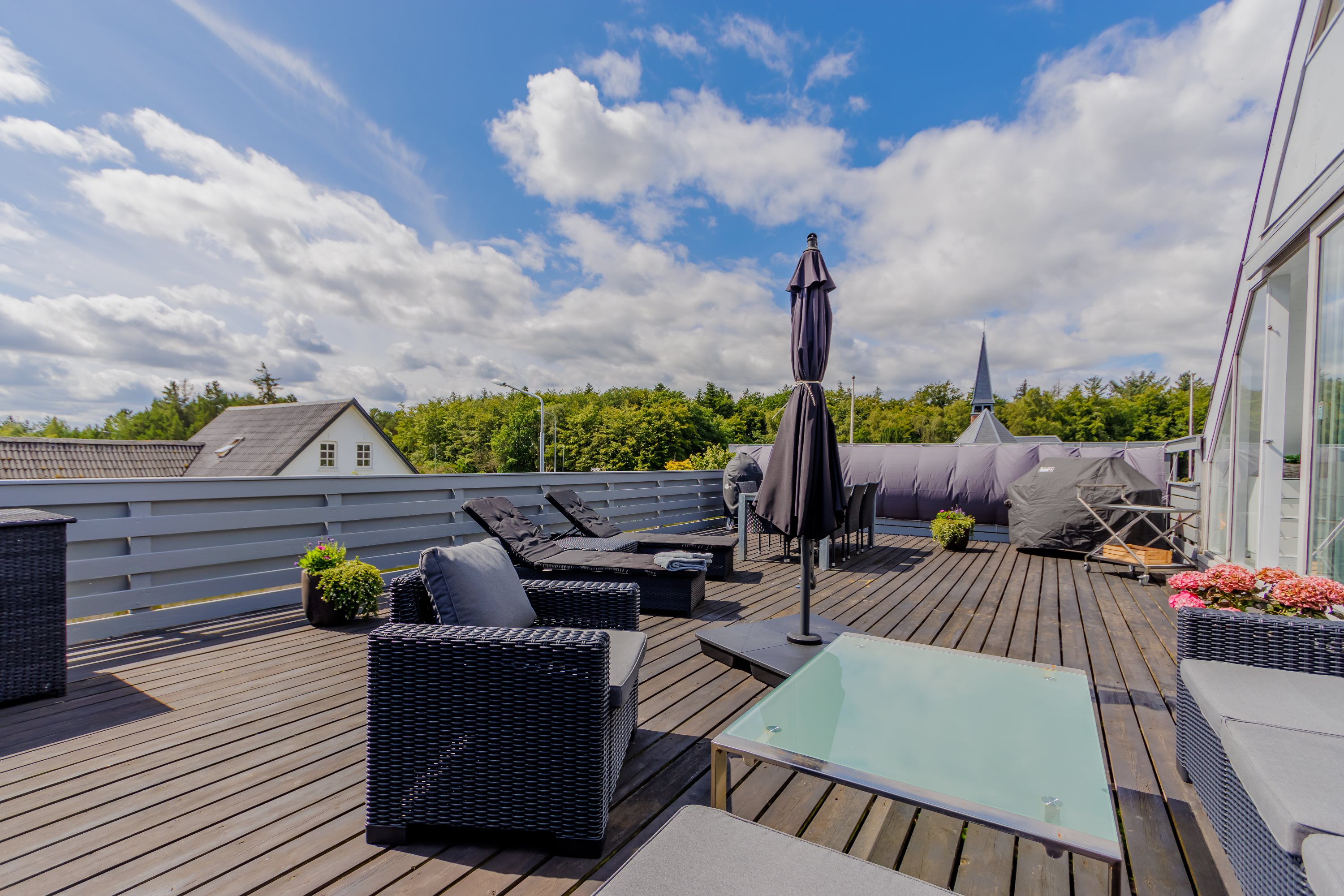 Fremhævet terrasse billede i fuldskærmstilstand. Billede af Strandvejen 152, Hou, 9370 Hals