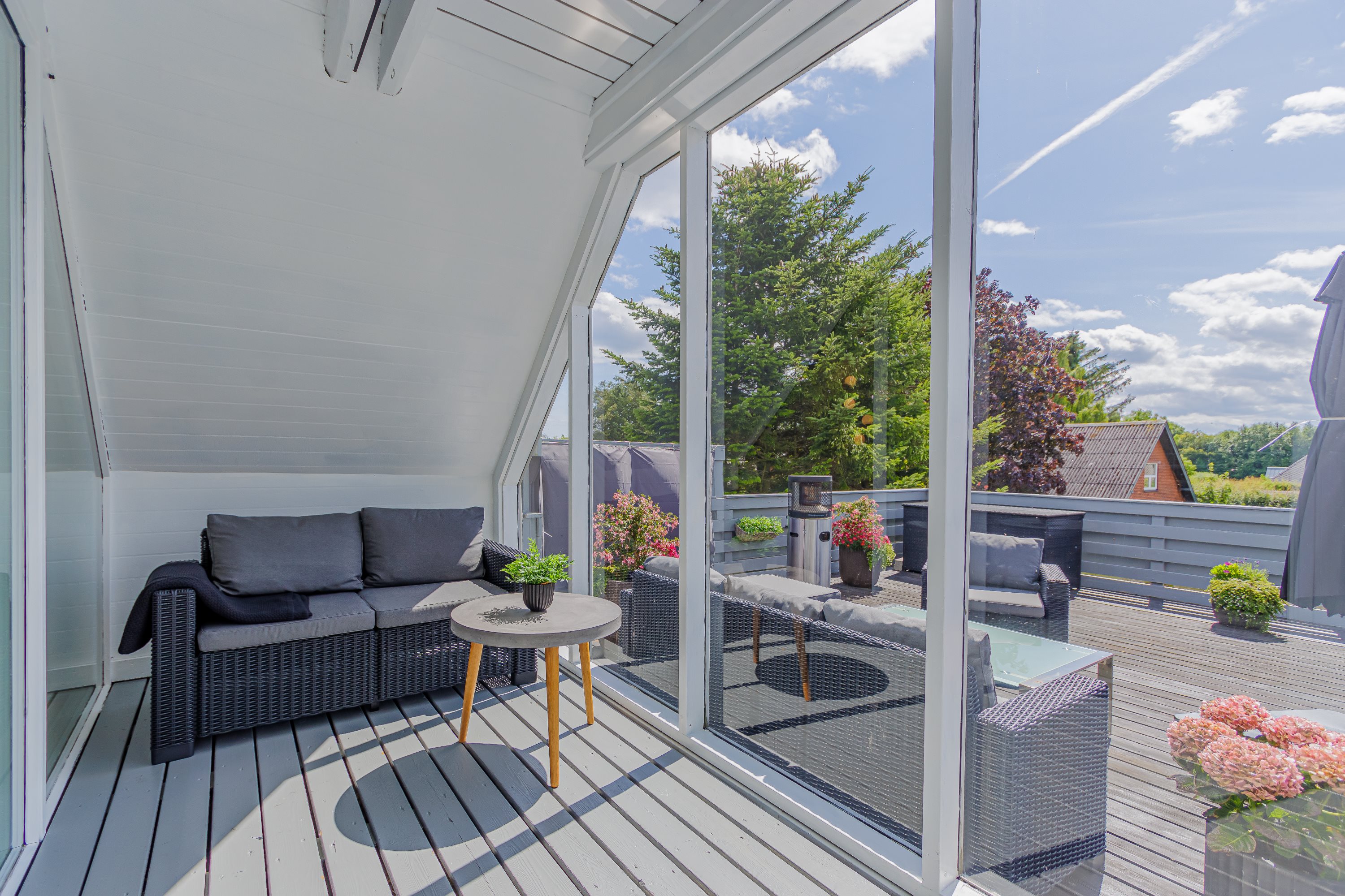 Fremhævet terrasse billede i fuldskærmstilstand. Billede af Strandvejen 152, Hou, 9370 Hals