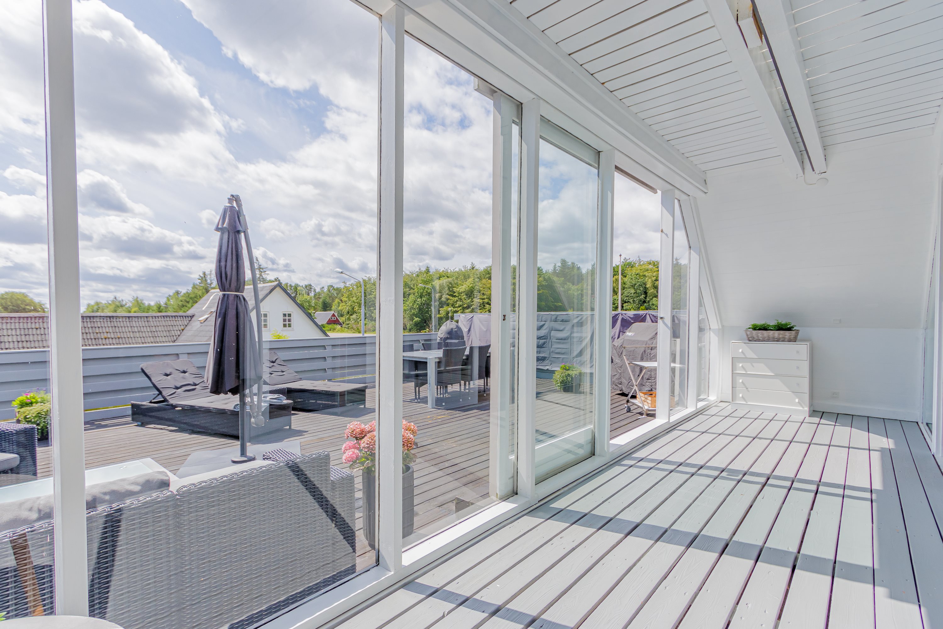 Fremhævet terrasse billede i fuldskærmstilstand. Billede af Strandvejen 152, Hou, 9370 Hals