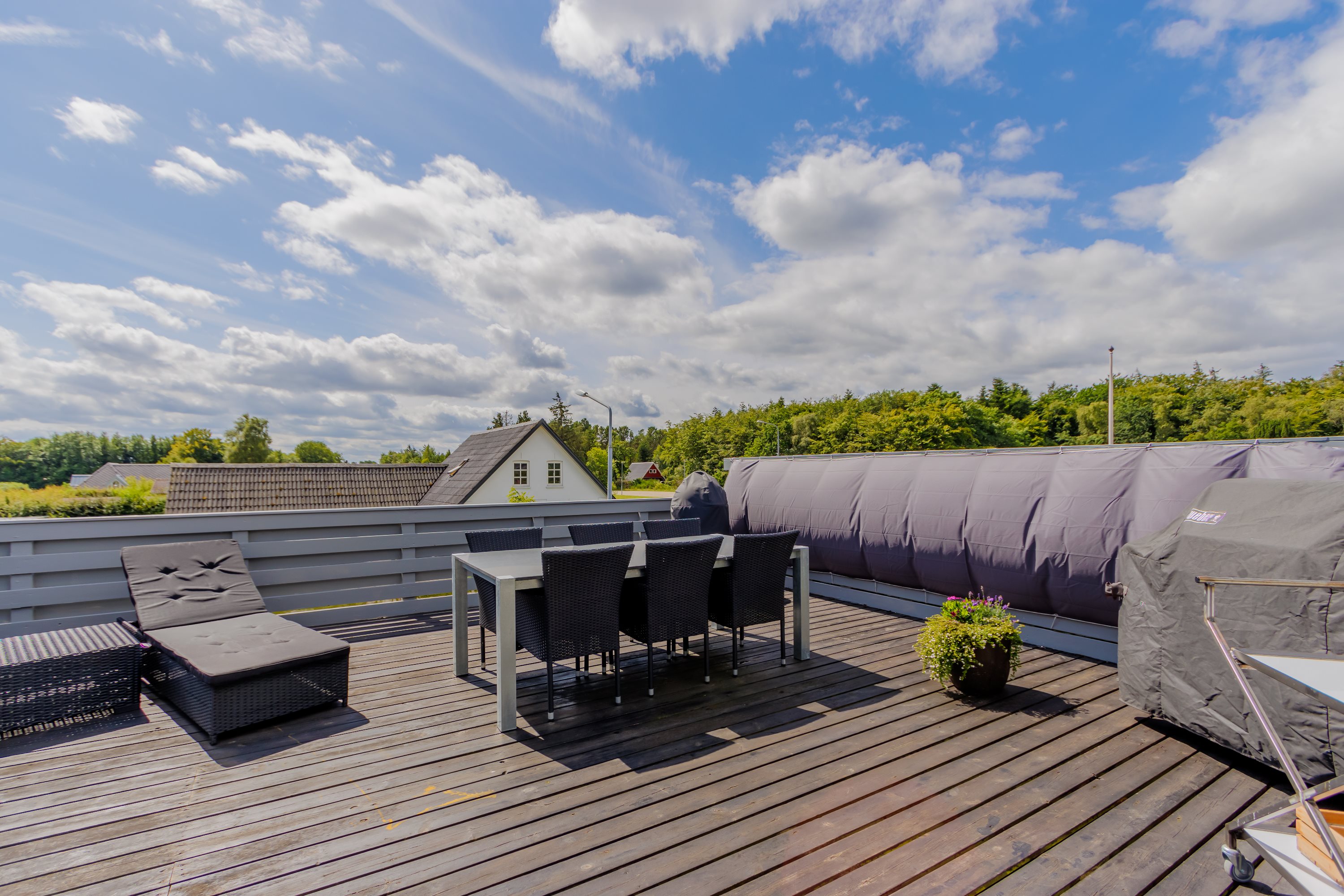 Fremhævet terrasse billede i fuldskærmstilstand. Billede af Strandvejen 152, Hou, 9370 Hals