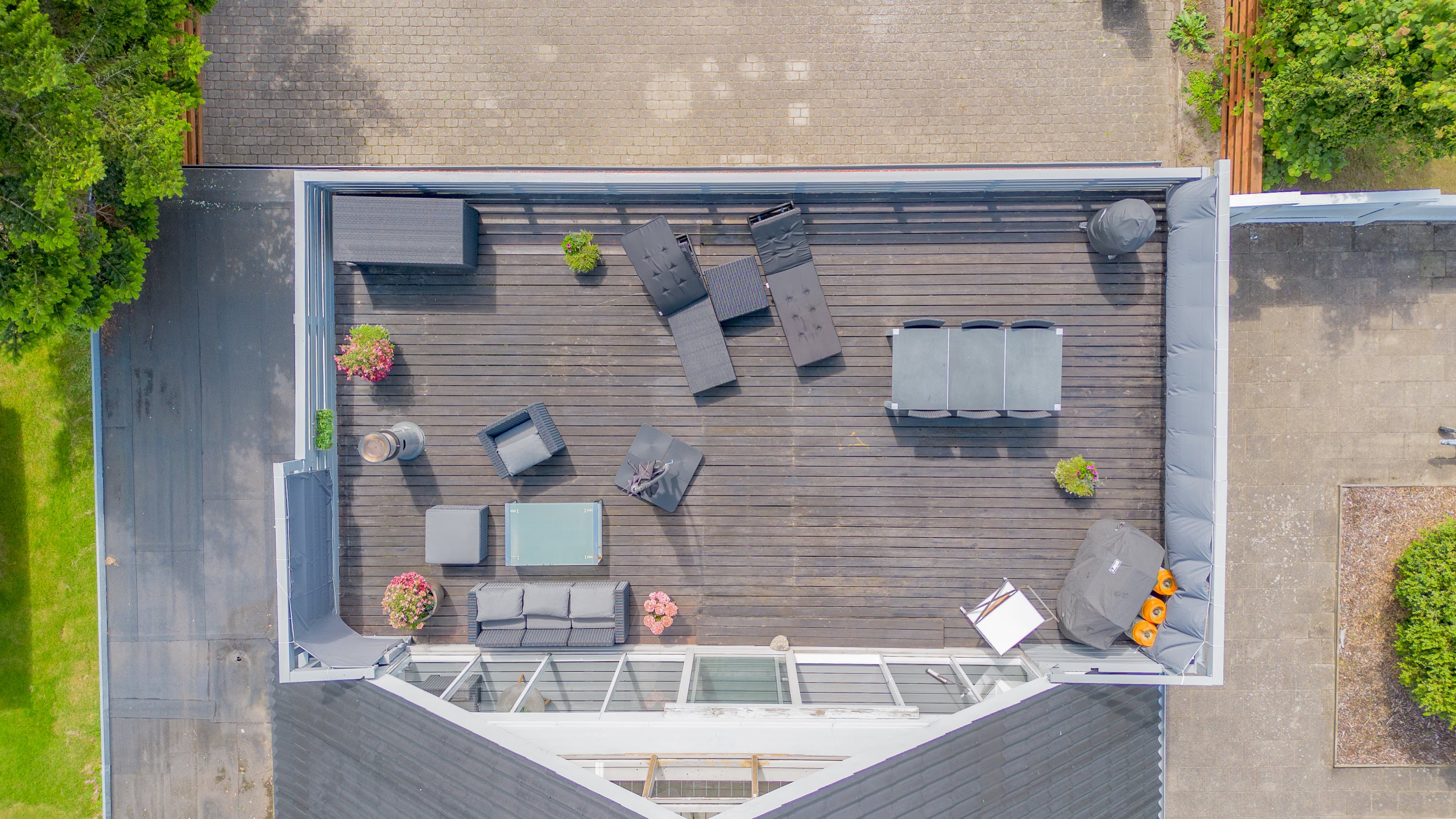 Fremhævet terrasse billede i fuldskærmstilstand. Billede af Strandvejen 152, Hou, 9370 Hals