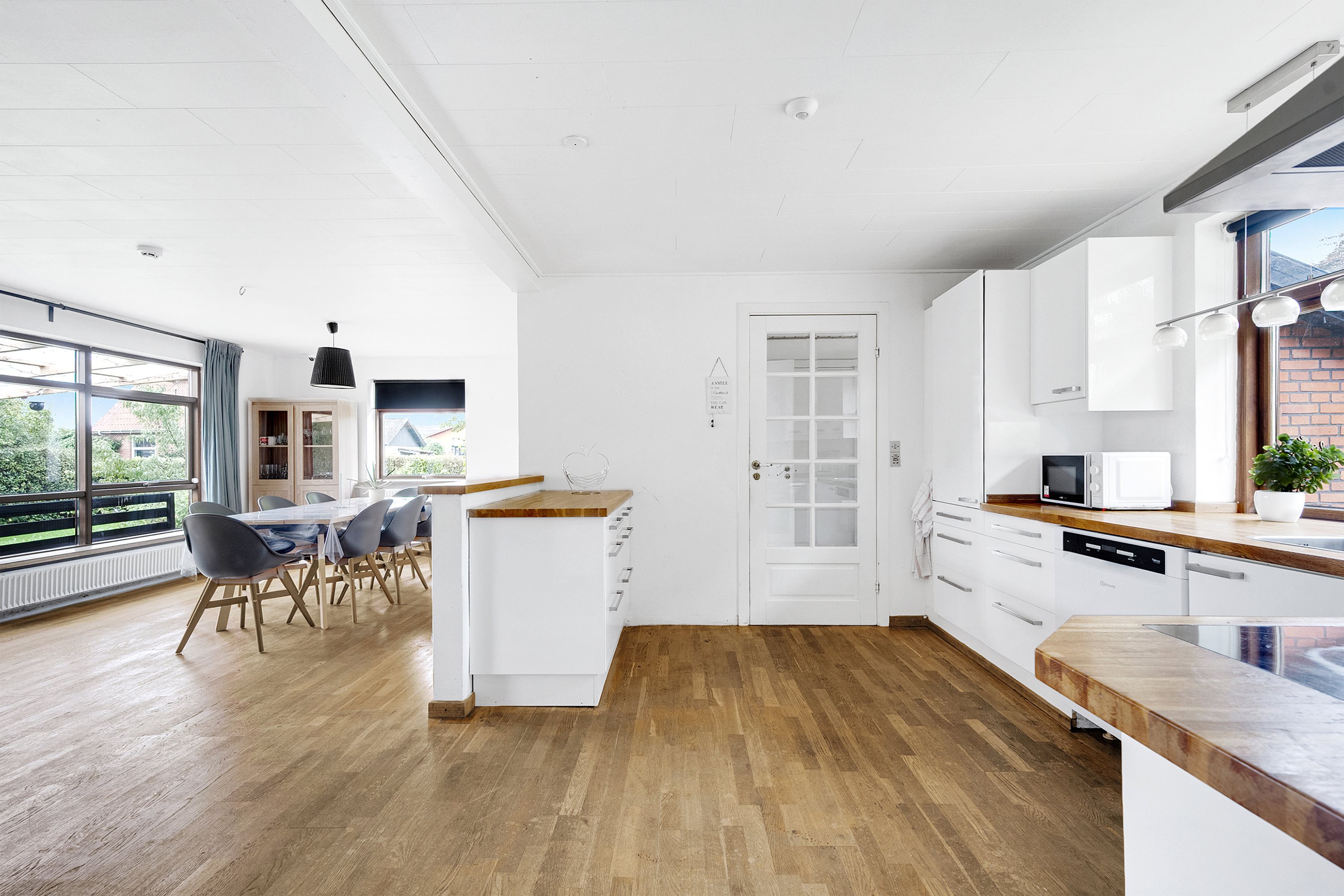 Fremhævet køkken alrum billede i fuldskærmstilstand. Billede af Møgelvangsvej 12, Dalbyover, 8970 Havndal