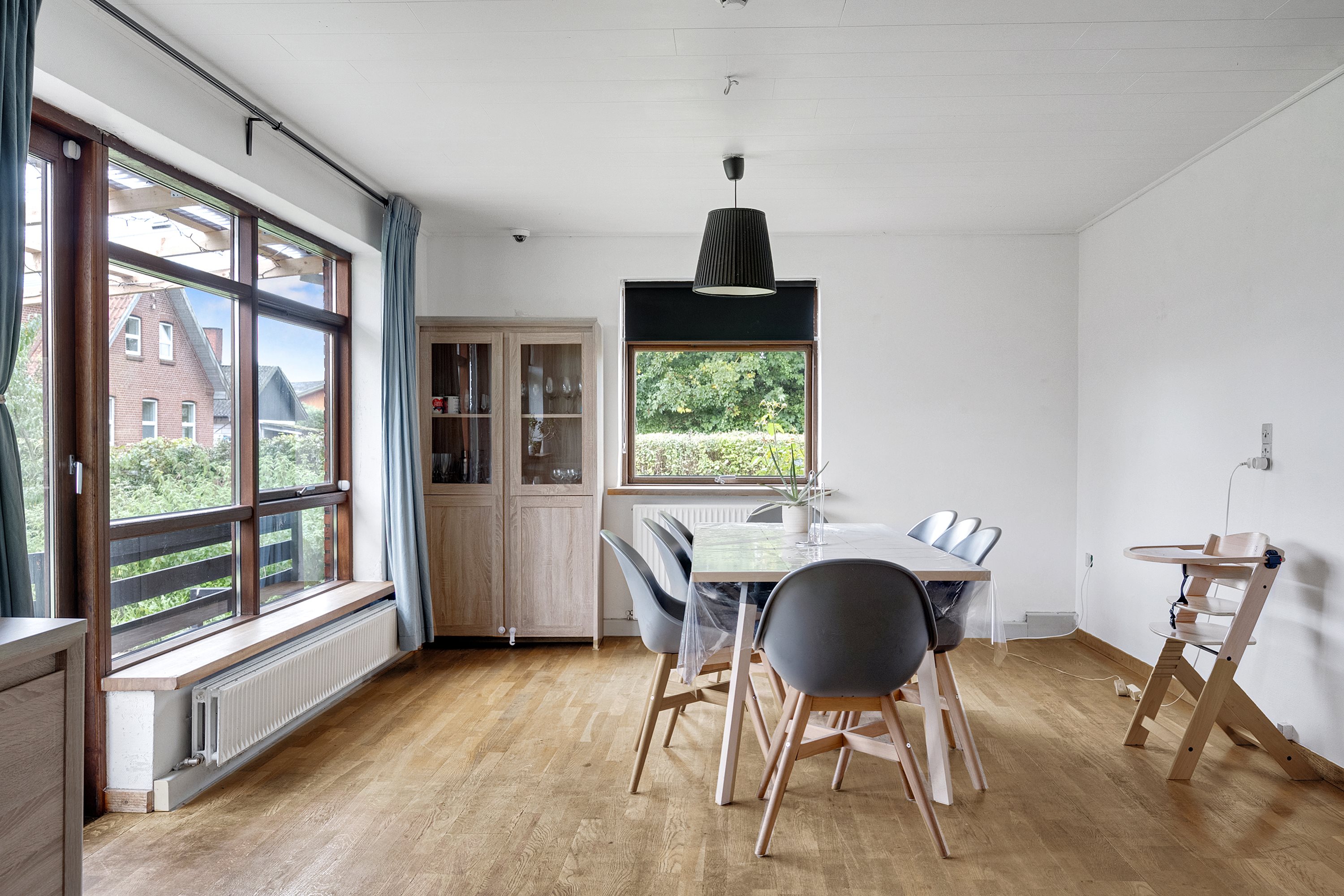 Fremhævet stue billede i fuldskærmstilstand. Billede af Møgelvangsvej 12, Dalbyover, 8970 Havndal