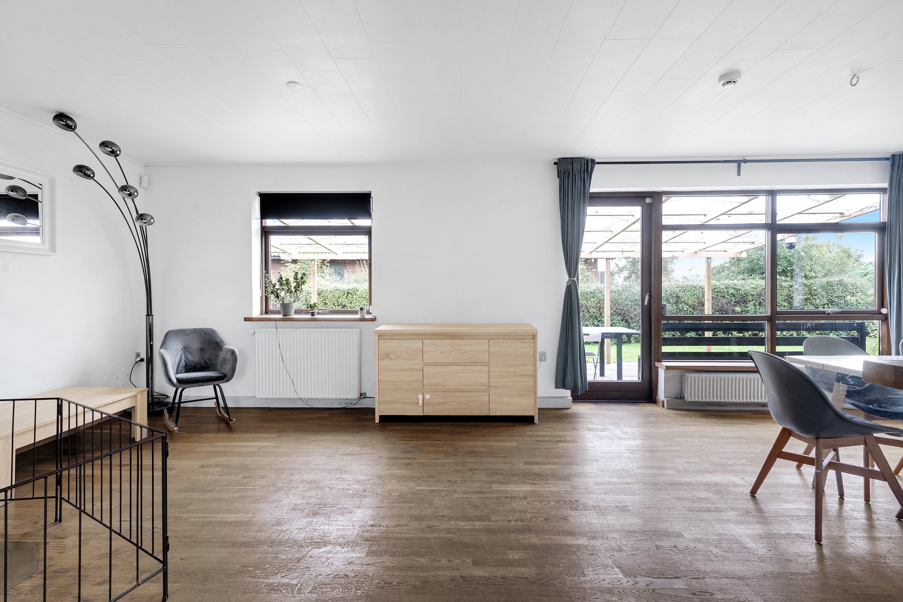 Fremhævet stue billede i fuldskærmstilstand. Billede af Møgelvangsvej 12, Dalbyover, 8970 Havndal