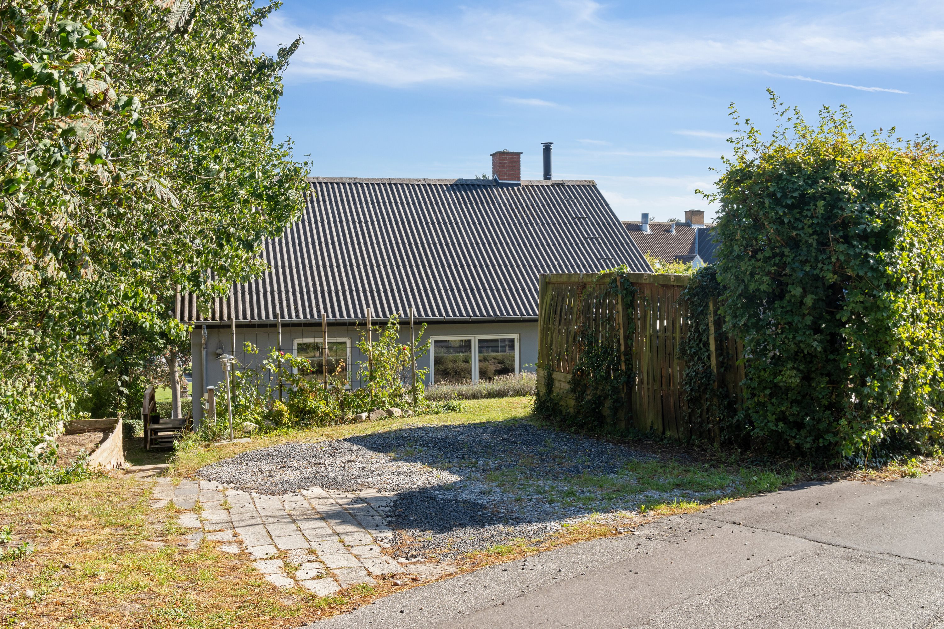 Fremhævet set fra vejen billede i fuldskærmstilstand. Billede af Rugvænget 26, 4700 Næstved