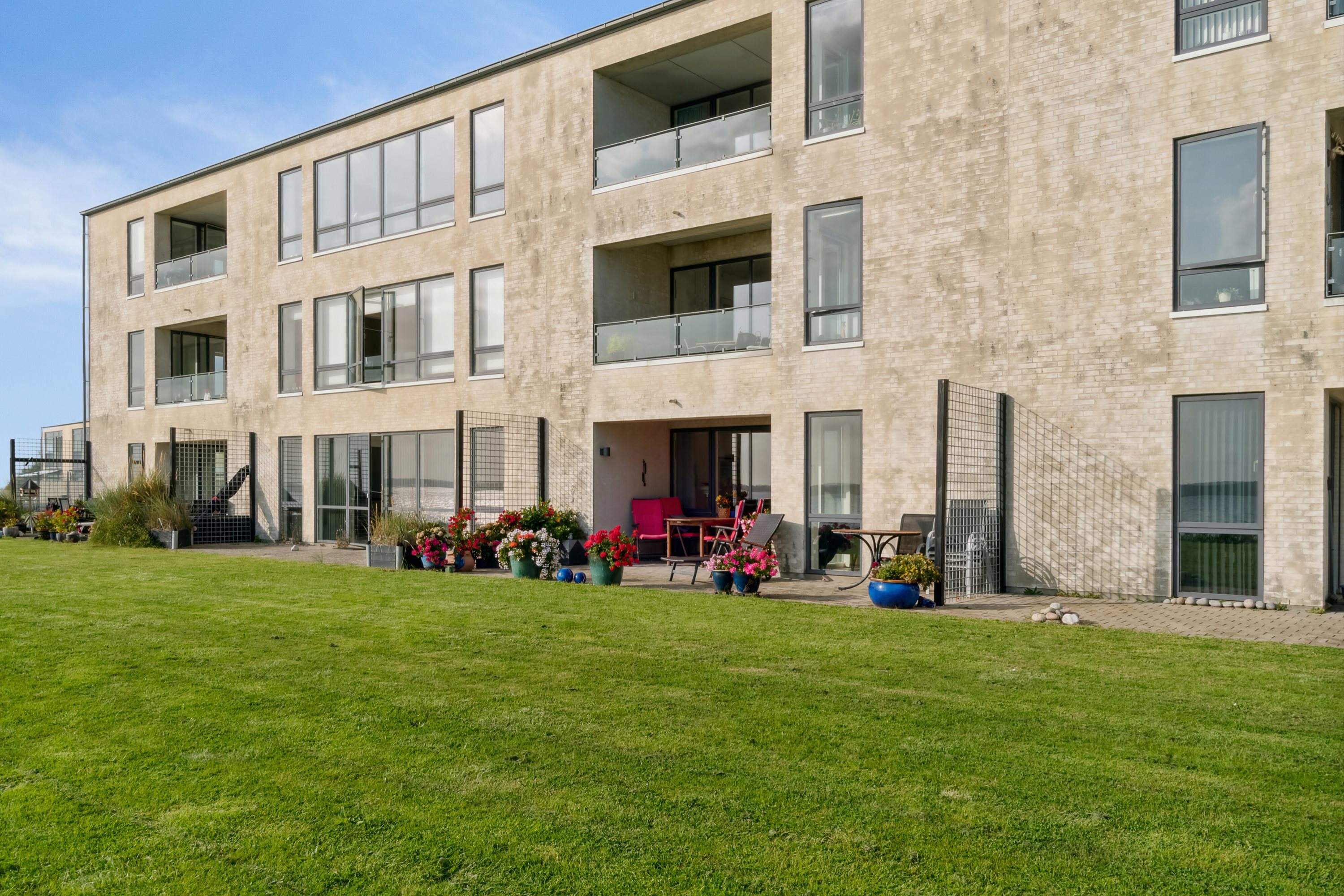 Fremhævet set fra haven billede i fuldskærmstilstand. Billede af Kystvejen 7B, 1. tv., 4400 Kalundborg