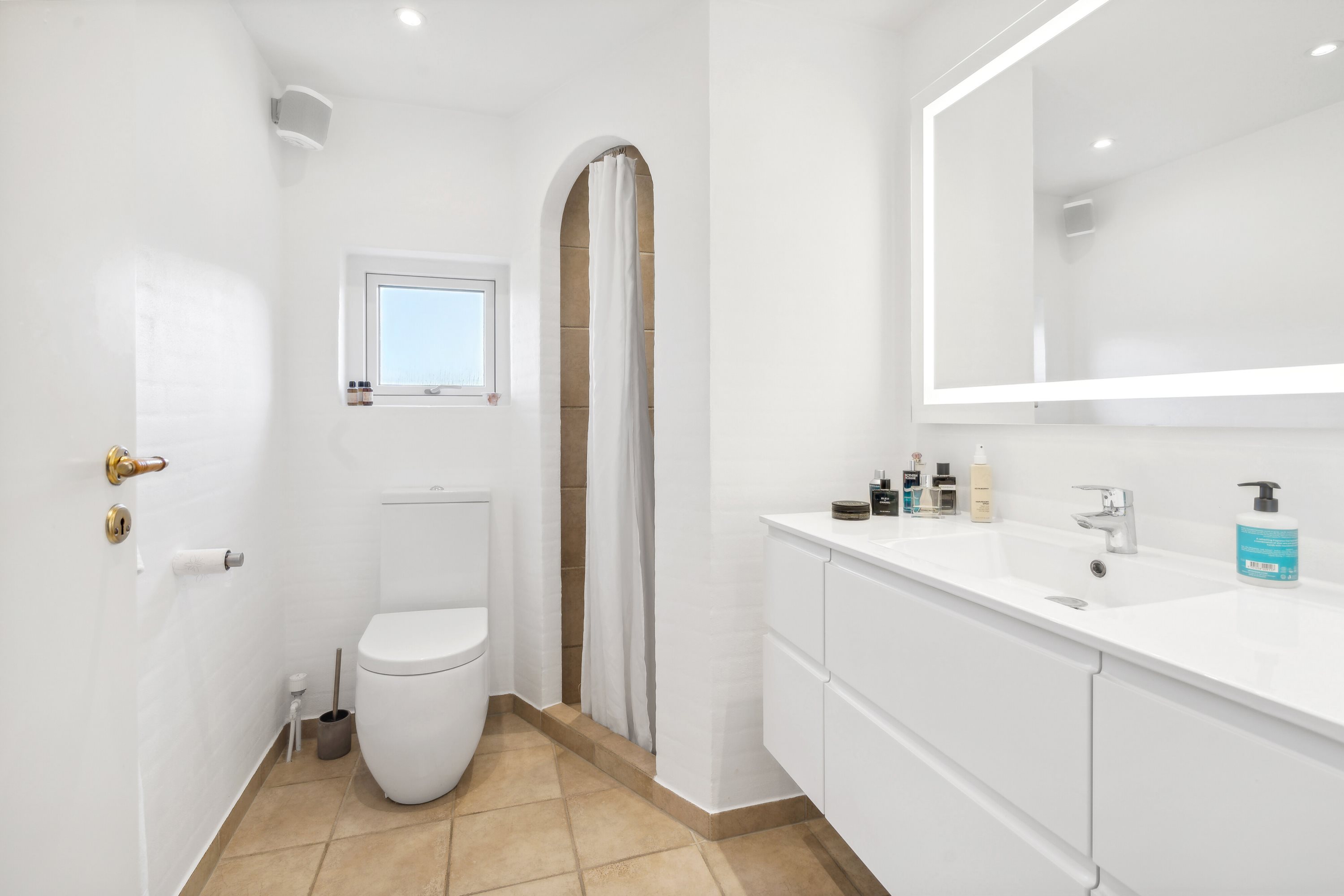 Fremhævet badeværelse billede i fuldskærmstilstand. Billede af Krokusvænget 6, Otterup, 5450 Otterup