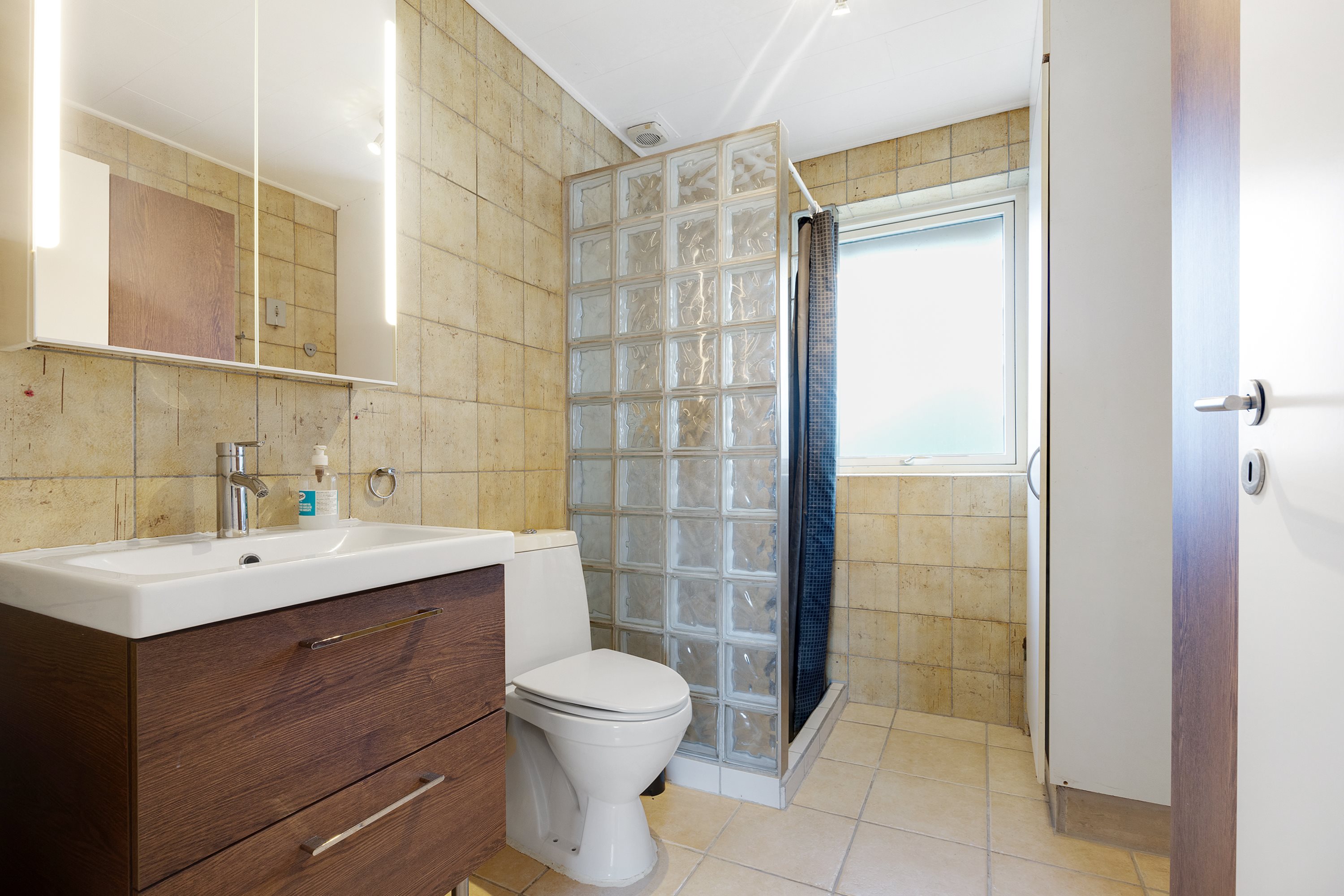 Fremhævet badeværelse billede i fuldskærmstilstand. Billede af Agertoften 5C, 9460 Brovst