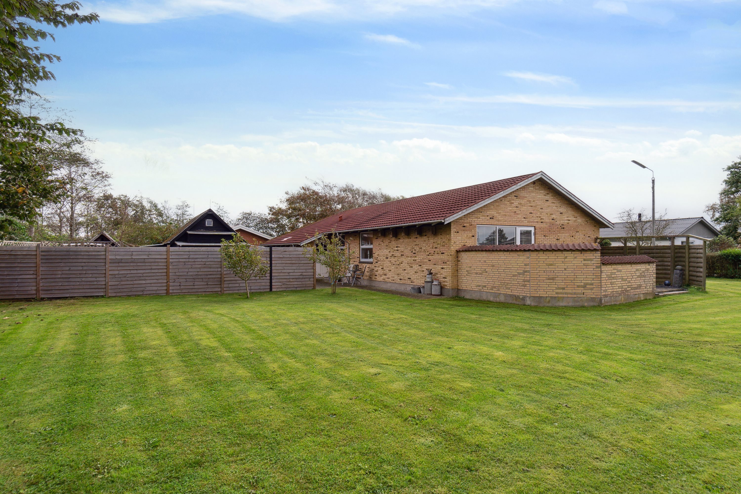 Fremhævet set fra haven billede i fuldskærmstilstand. Billede af Ilbro Stationsvej 11, Ilbro, 9800 Hjørring