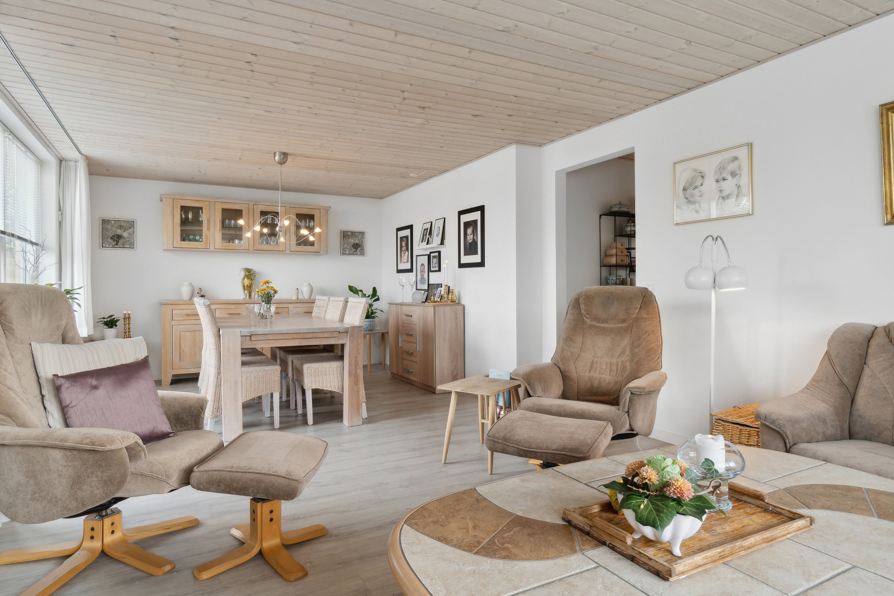 Fremhævet stue billede i fuldskærmstilstand. Billede af Ilbro Stationsvej 11, Ilbro, 9800 Hjørring