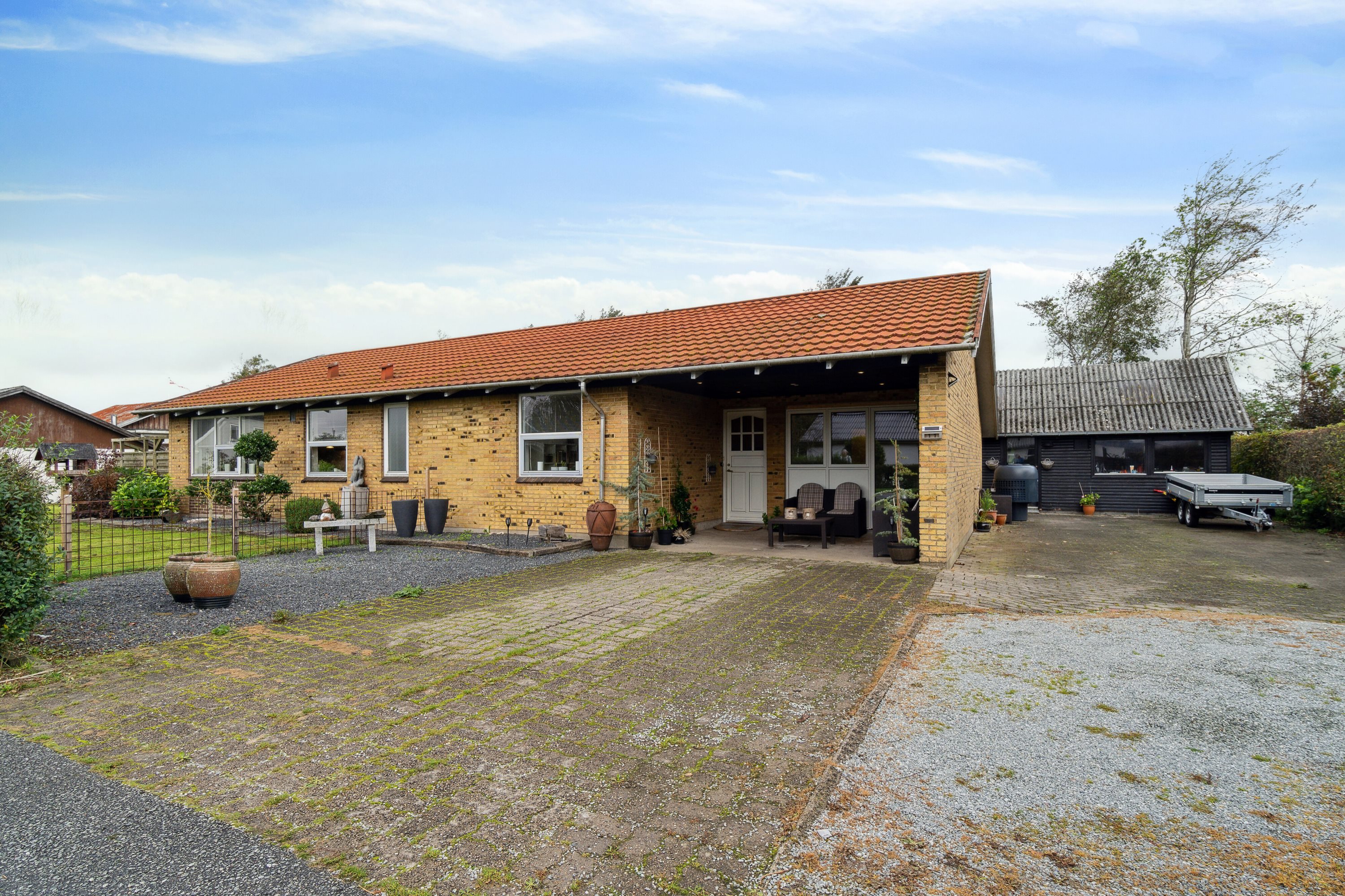 Fremhævet set fra vejen billede i fuldskærmstilstand. Billede af Ilbro Stationsvej 11, Ilbro, 9800 Hjørring