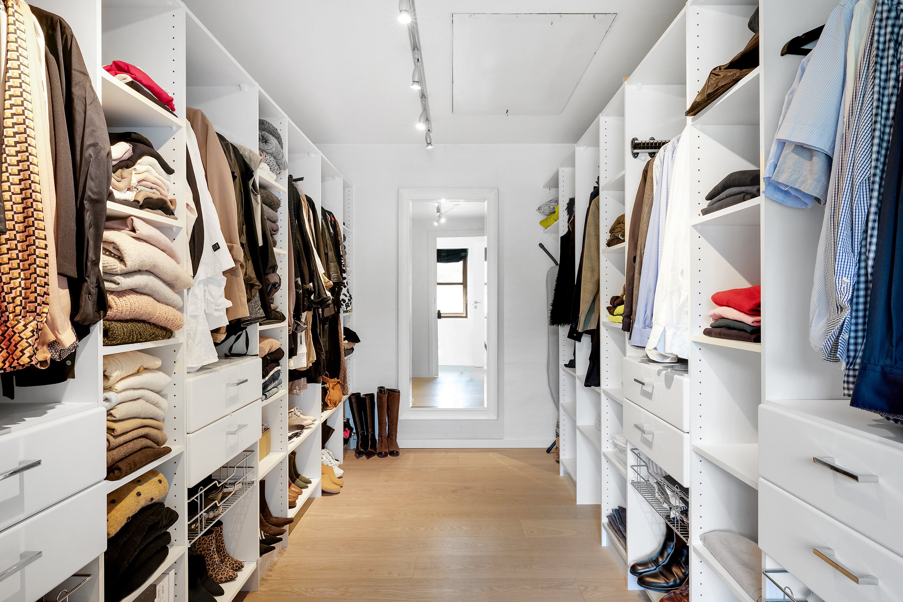 Fremhævet walkin closet billede i fuldskærmstilstand. Billede af Aggersundvej 98, Hvorvarp, 9600 Aars