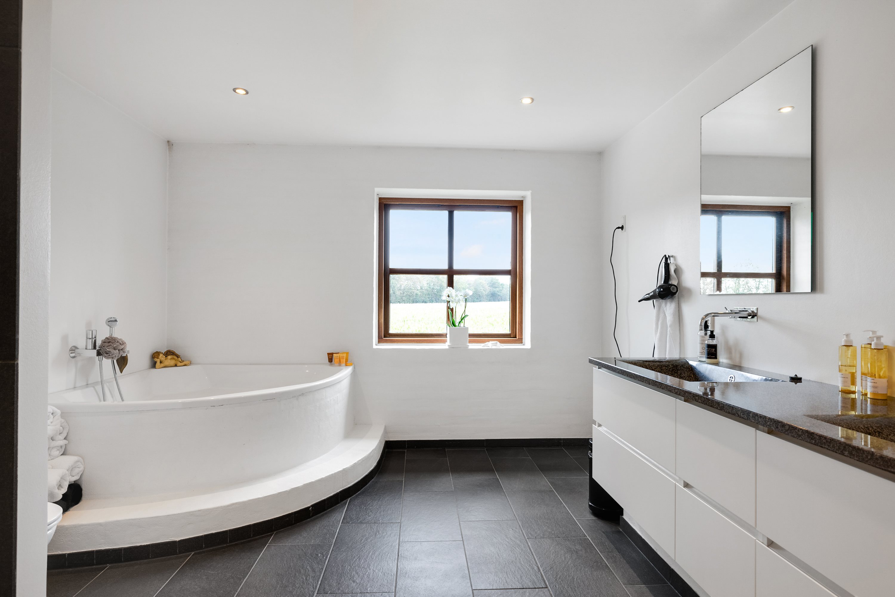 Fremhævet badeværelse billede i fuldskærmstilstand. Billede af Aggersundvej 98, Hvorvarp, 9600 Aars