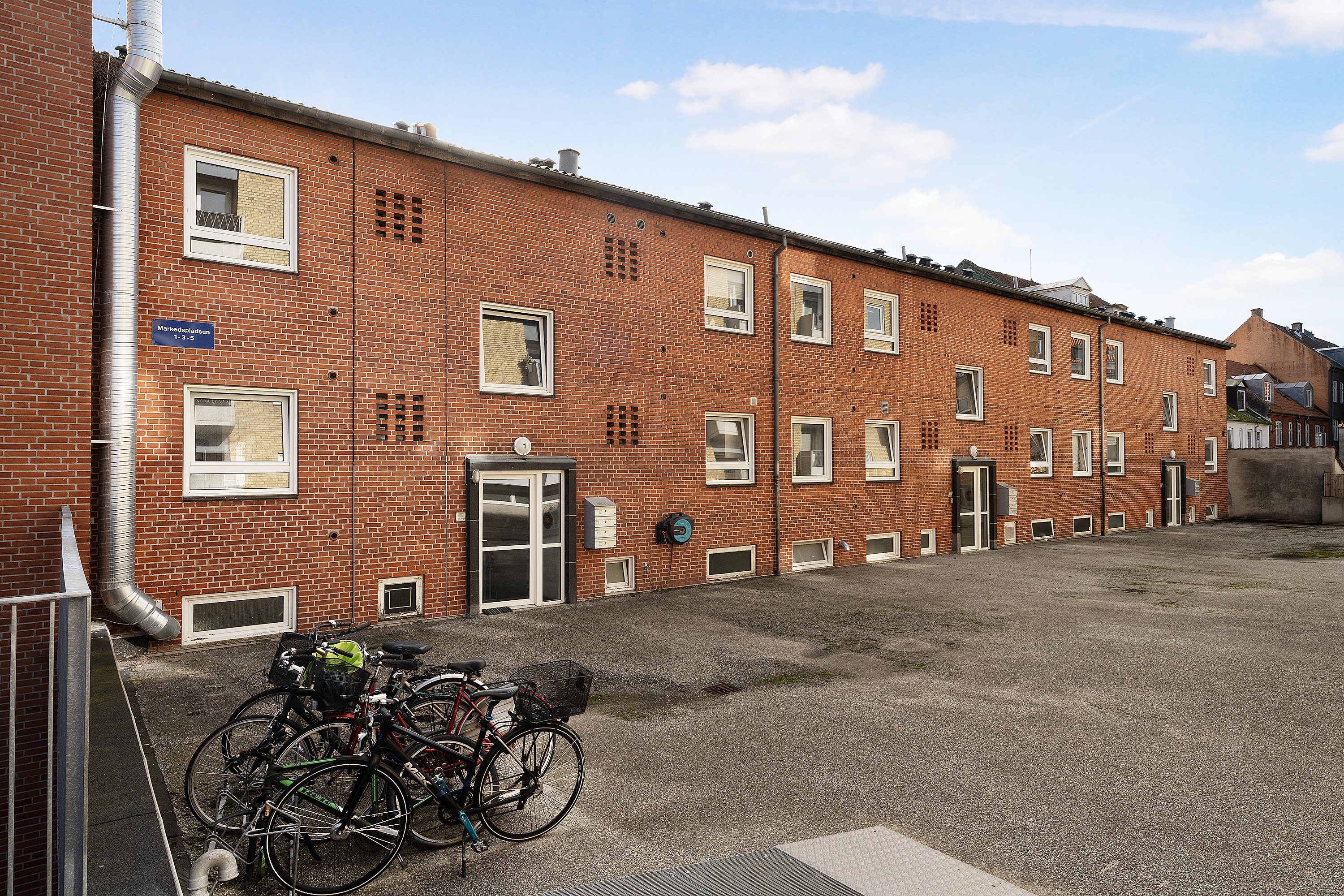 Fremhævet ejendommen billede i fuldskærmstilstand. Billede af Markedspladsen 1, 1. tv., 8900 Randers C