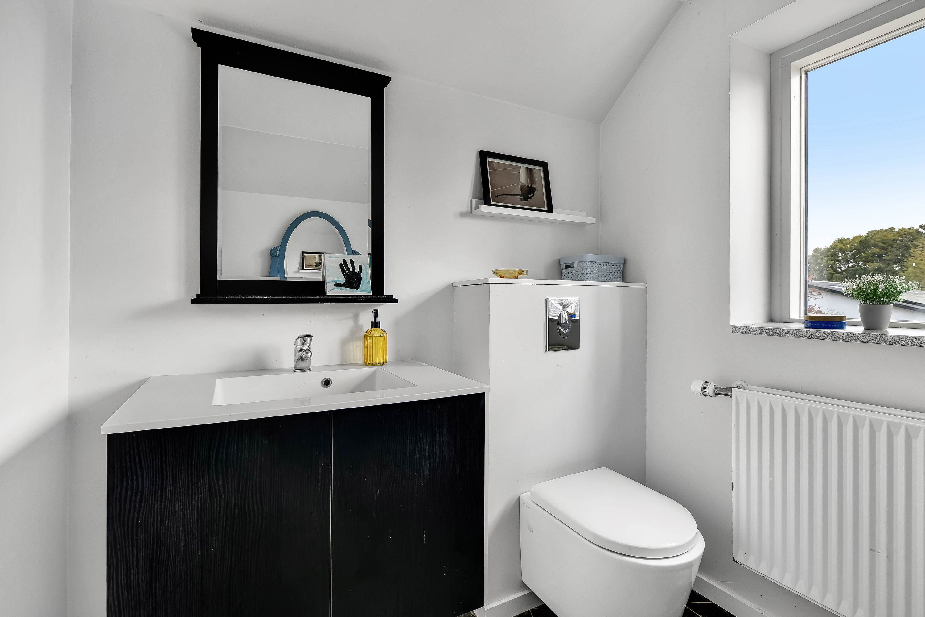 Fremhævet toilet billede i fuldskærmstilstand. Billede af Hindskovvej 31, Thyregod, 7323 Give