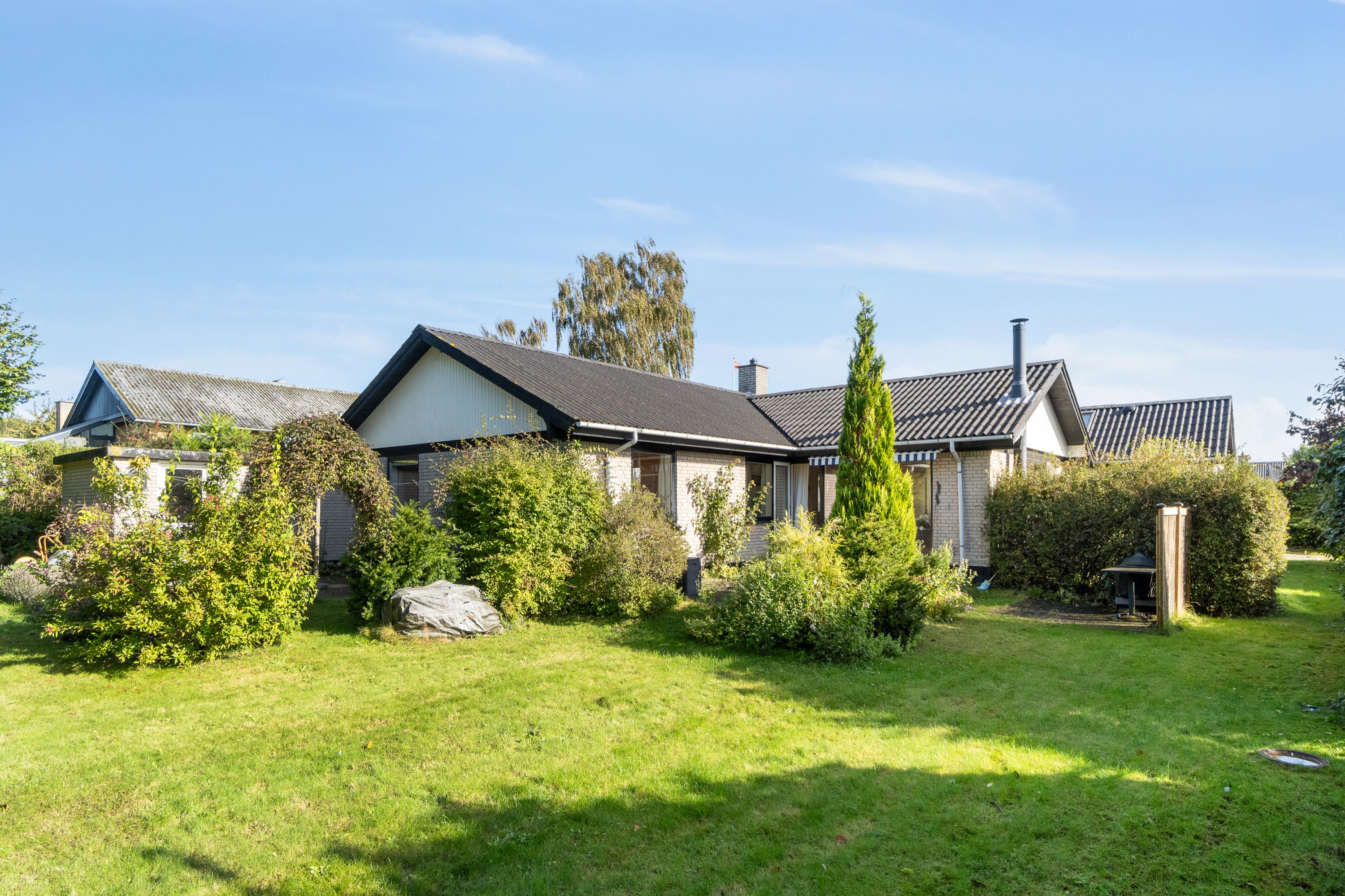 Fremhævet set fra haven billede i fuldskærmstilstand. Billede af Åbyskovtoften 6, 5881 Skårup Fyn