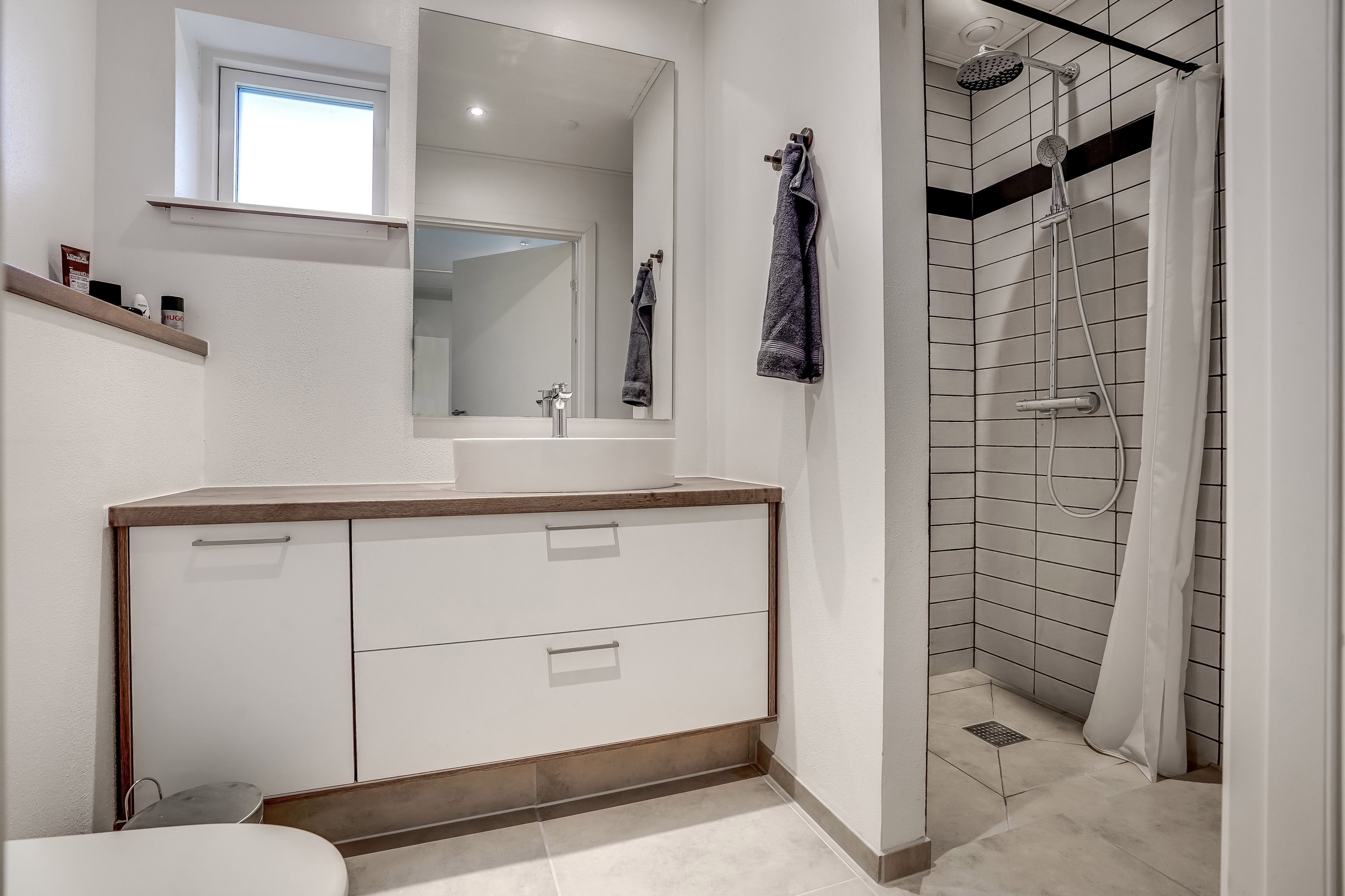 Fremhævet badeværelse billede i fuldskærmstilstand. Billede af Kyndesens Eng 1, 7160 Tørring