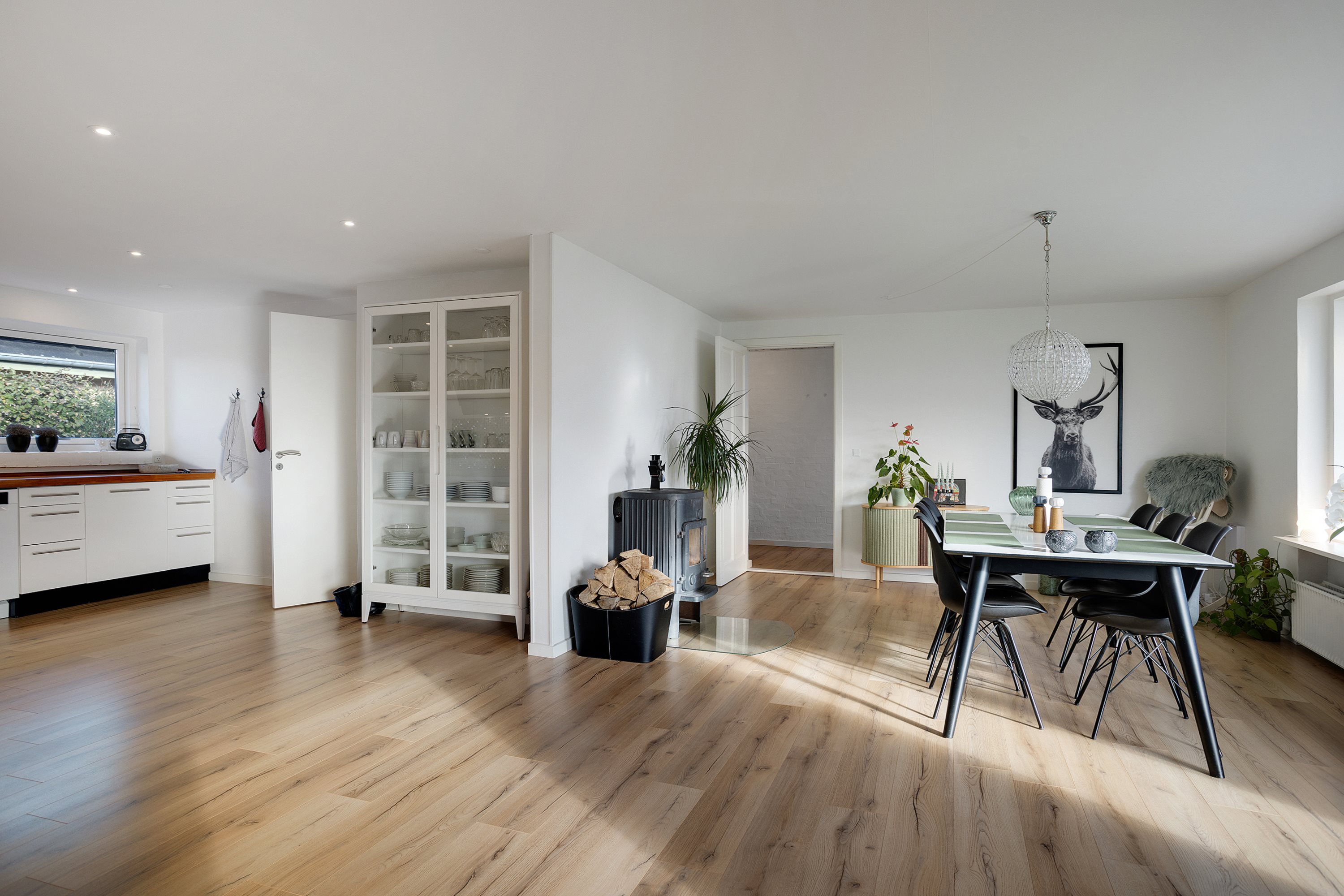 Fremhævet stue billede i fuldskærmstilstand. Billede af Egevej 4, Gærum, 9900 Frederikshavn