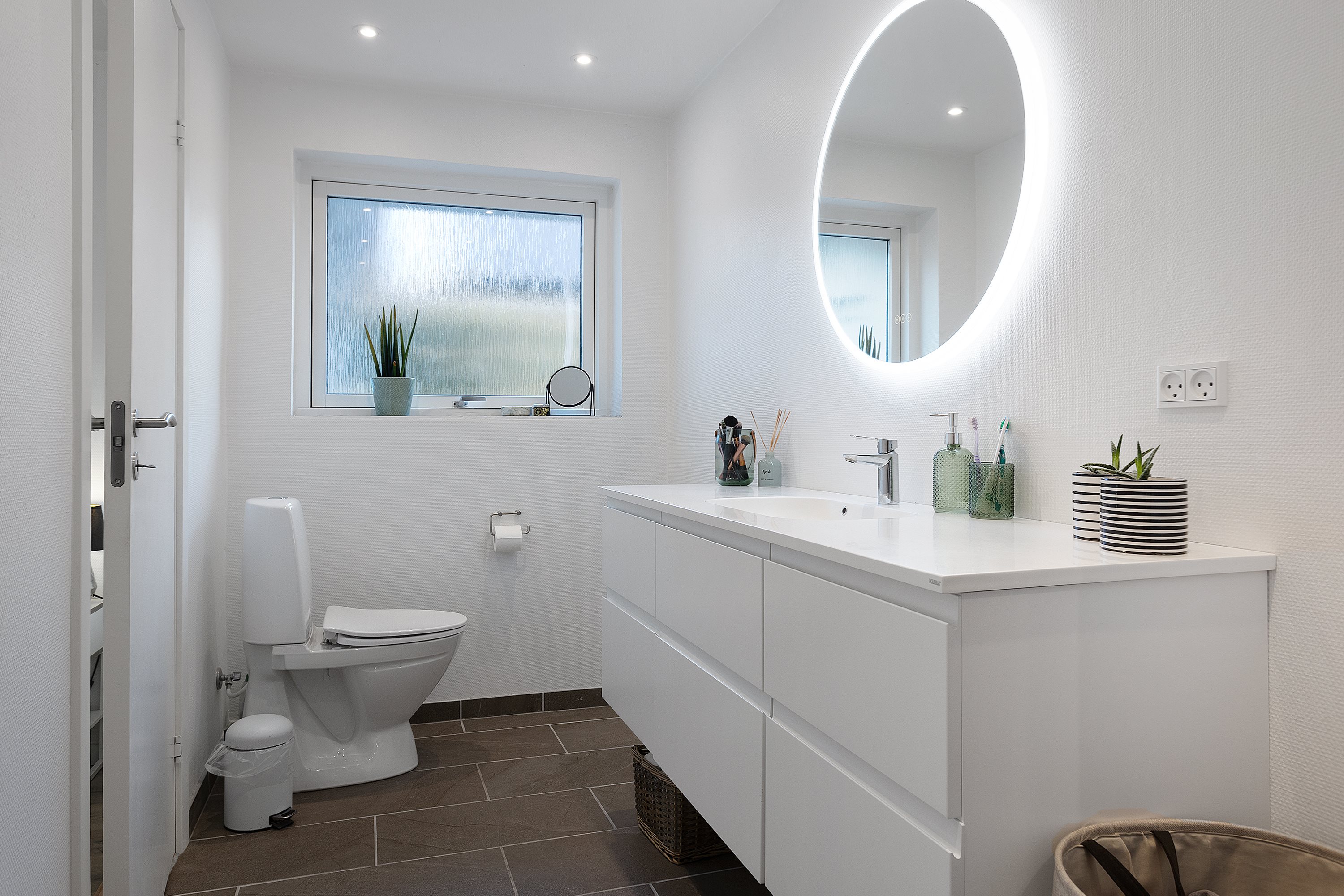 Fremhævet badeværelse billede i fuldskærmstilstand. Billede af Egevej 4, Gærum, 9900 Frederikshavn